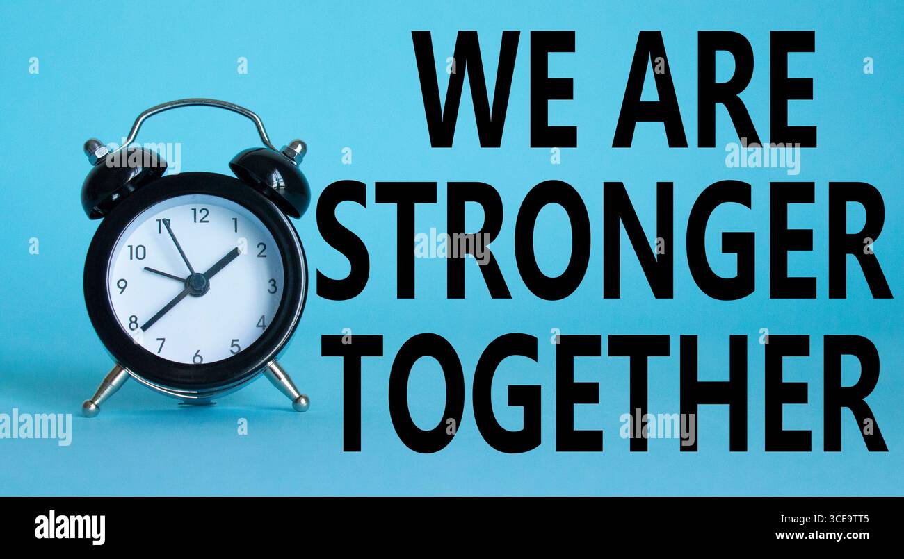 Siamo simbolo insieme più forti. Bellissimo sfondo blu con sveglia con parole che siamo più forti insieme. Noi e gli affari siamo più forti insieme Foto Stock