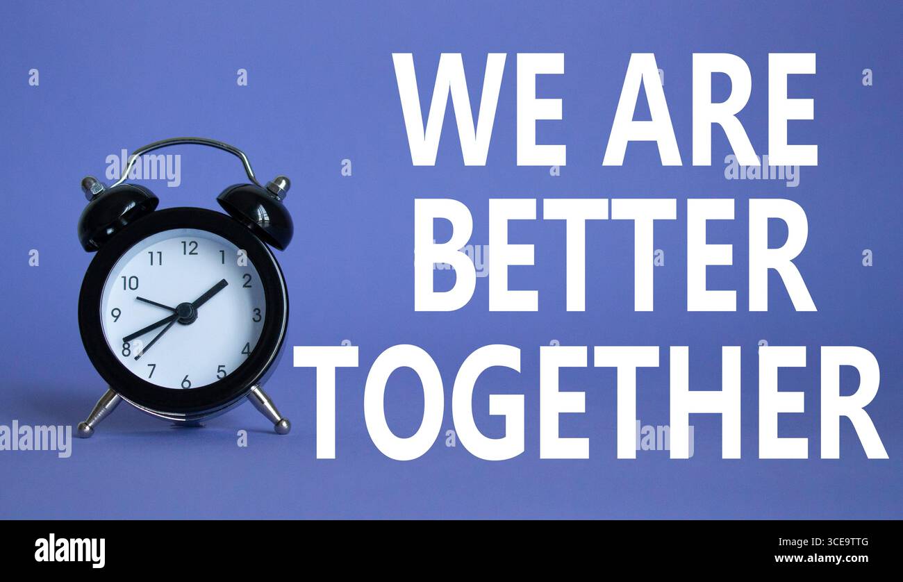 Raccontaci il simbolo della tua storia. Splendido sfondo viola con sveglia con parole che raccontano la tua storia. Business e raccontaci il tuo concetto di storia. Copia s Foto Stock