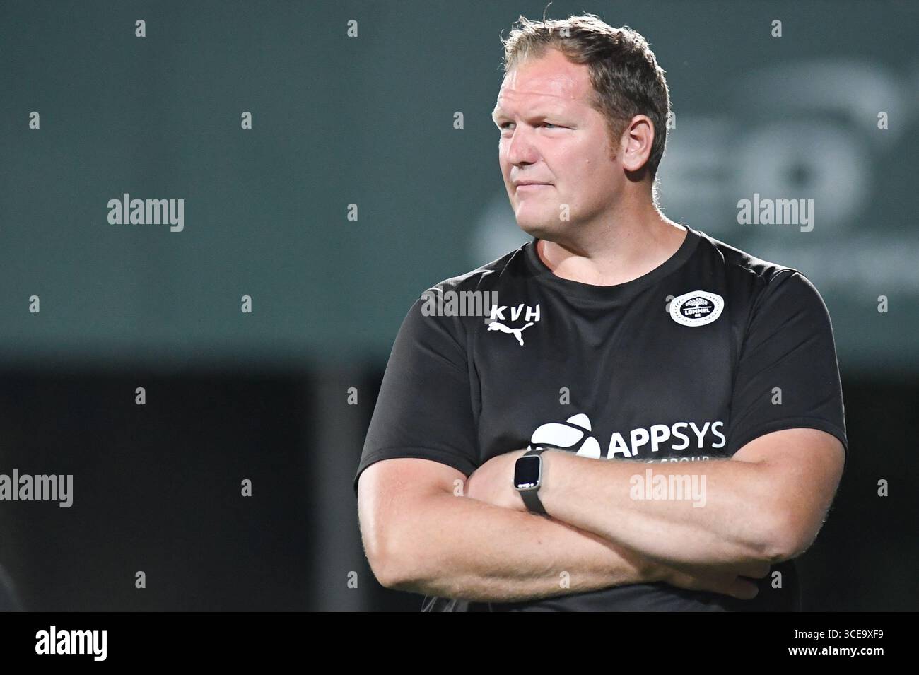 Lommel, Belgio. 16 agosto 2025. Il capo-allenatore di Lommel ad interim Kristof Van Hout nella foto durante una partita di calcio tra Lommel SK e Olympic Charleroi, sabato 16 agosto 2025 a Lommel, il giorno 2 della 'Challenger Pro League' 2025-2026 1B seconda divisione del campionato belga. BELGA FOTO JILL DELSAUX credito: Belga News Agency/Alamy Live News Foto Stock