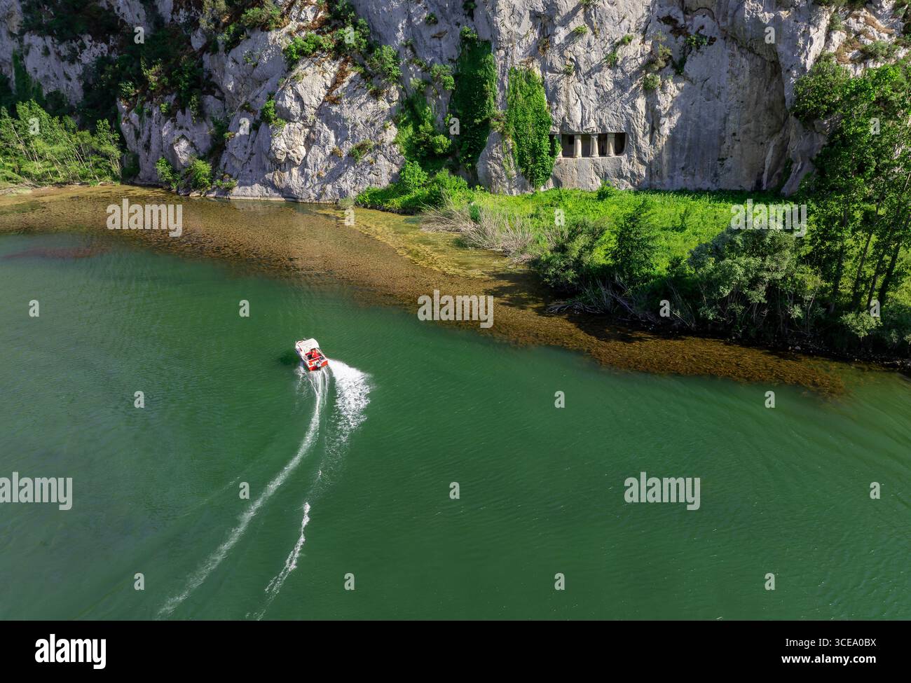 Una scogliera rocciosa con antiche tombe rupestri di Asarkale a Bafra, Samsun, Türkiye. Antiche colonne scolpite nella roccia. Attrazioni turistiche, Foto Stock