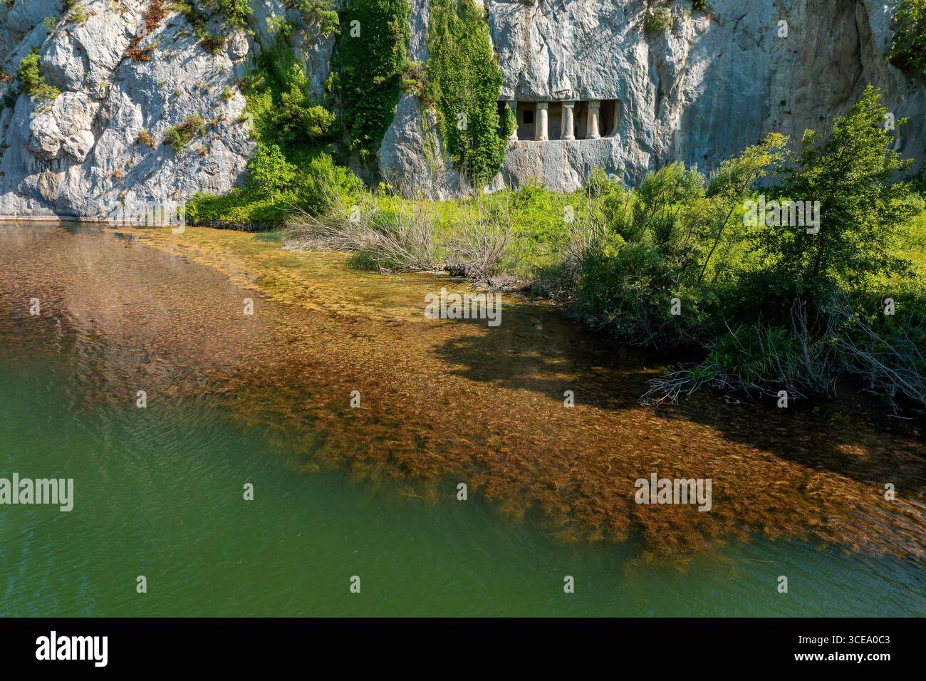 Una scogliera rocciosa con antiche tombe rupestri di Asarkale a Bafra, Samsun, Türkiye. Antiche colonne scolpite nella roccia. Attrazioni turistiche, Foto Stock
