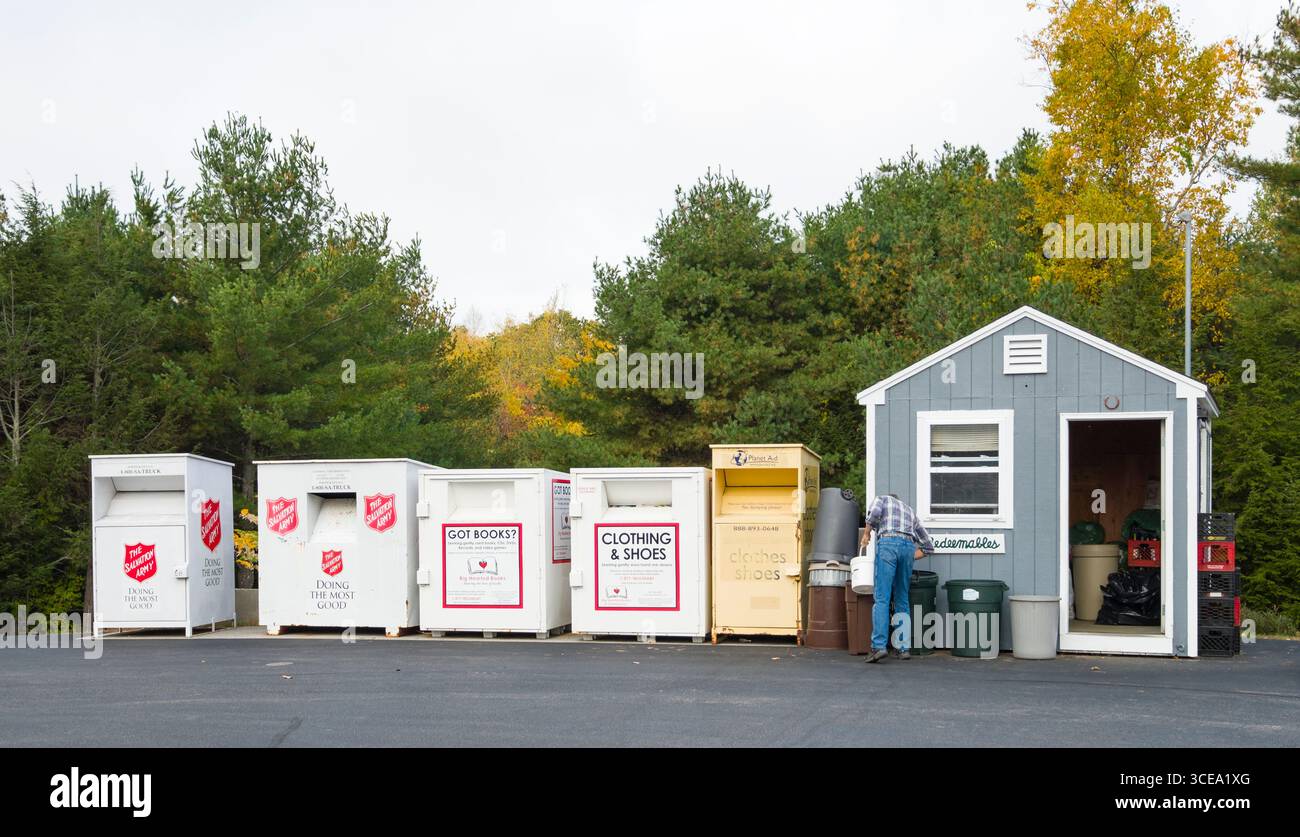 La raccolta di donazioni e redeemables a Ogunquit della stazione di trasferimento e centro di riciclaggio, Ogunquit, York County, Maine, Stati Uniti d'America Foto Stock