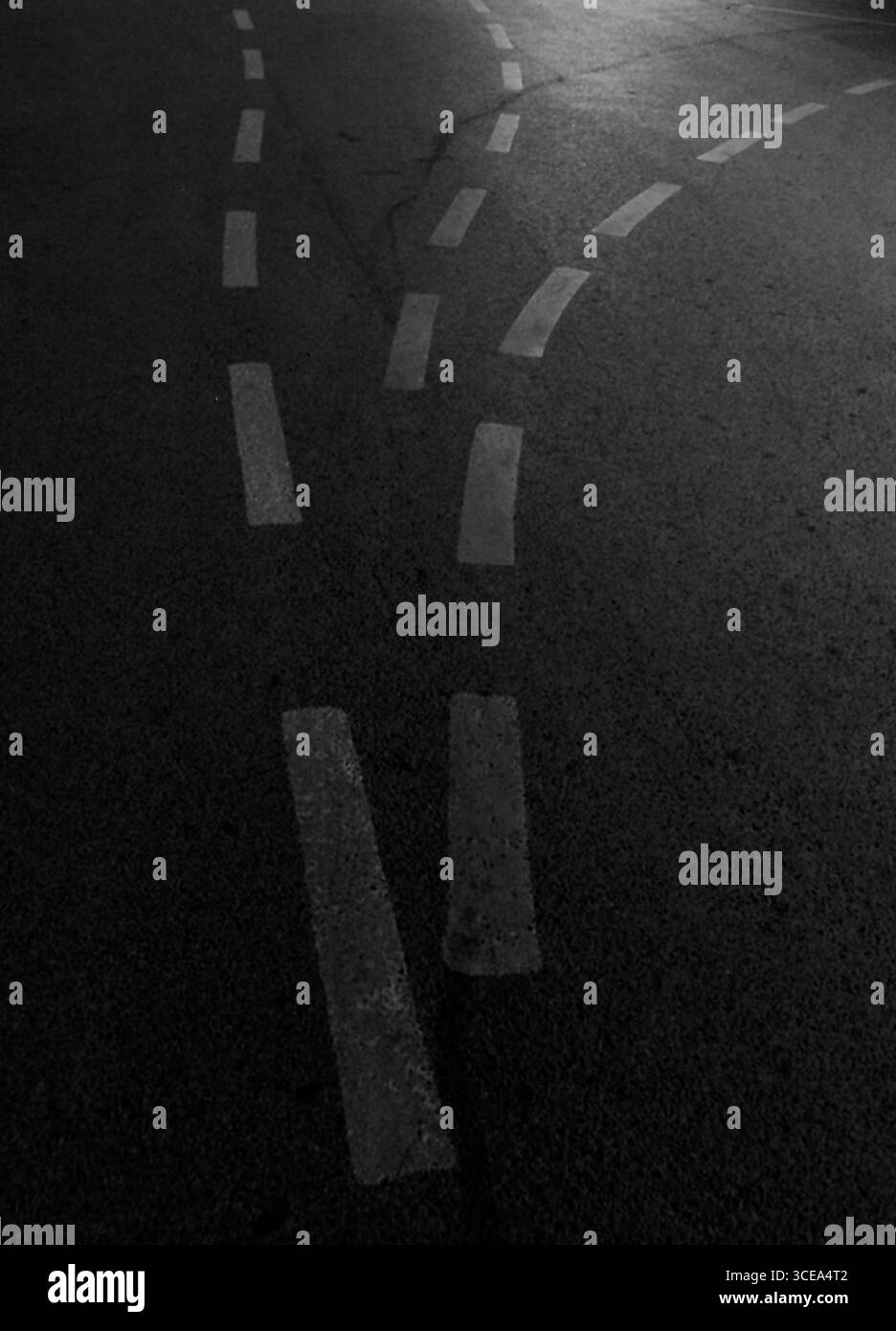 Direzioni diverse di notte. Foto Stock