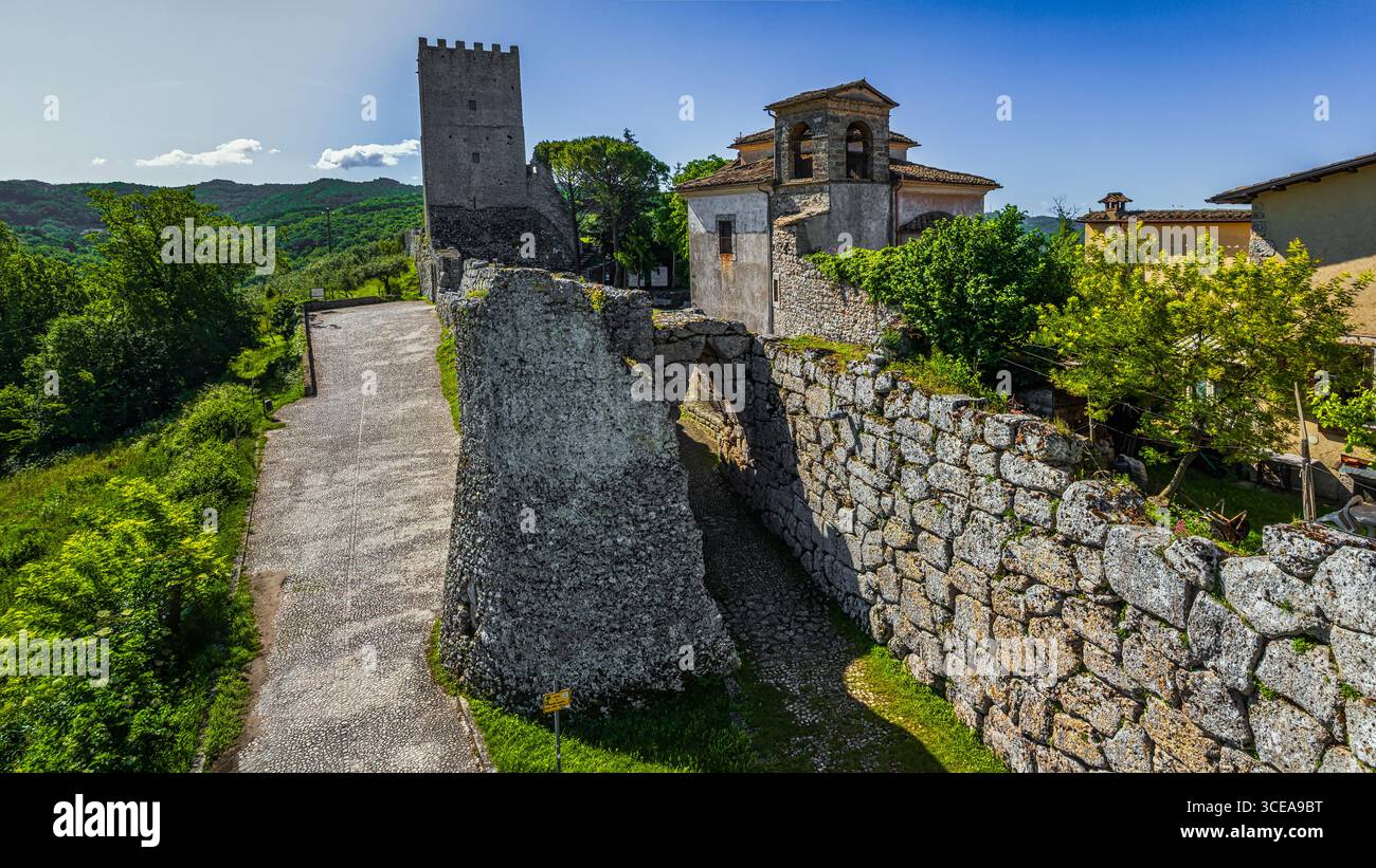 Veduta aerea dell'antica acropoli di Arpino, ora chiamata Civitavecchia, racchiusa all'interno di mura poligonali. Sito archeologico. Arpino, Lazio Foto Stock
