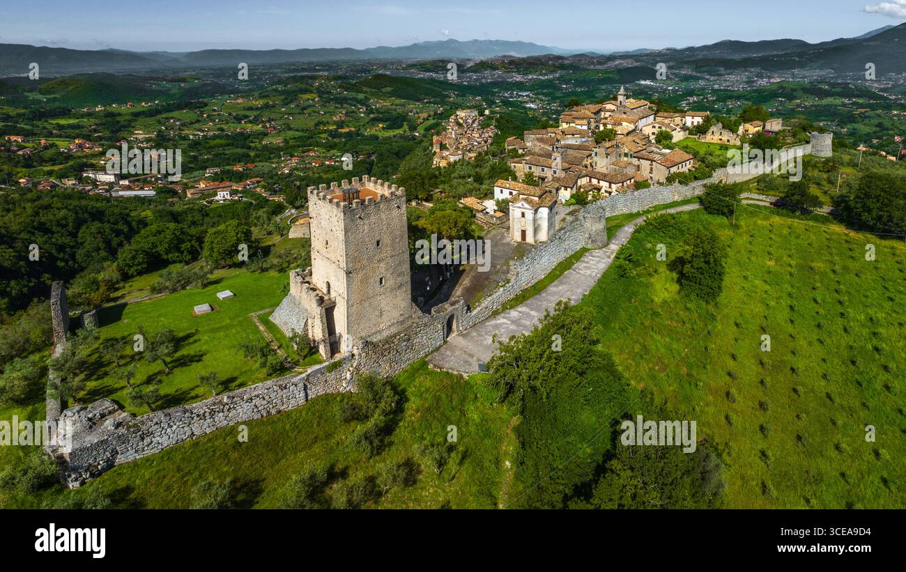 Veduta aerea dell'antica acropoli di Arpino, ora chiamata Civitavecchia, racchiusa all'interno di mura poligonali. Sito archeologico. Arpino, Lazio Foto Stock
