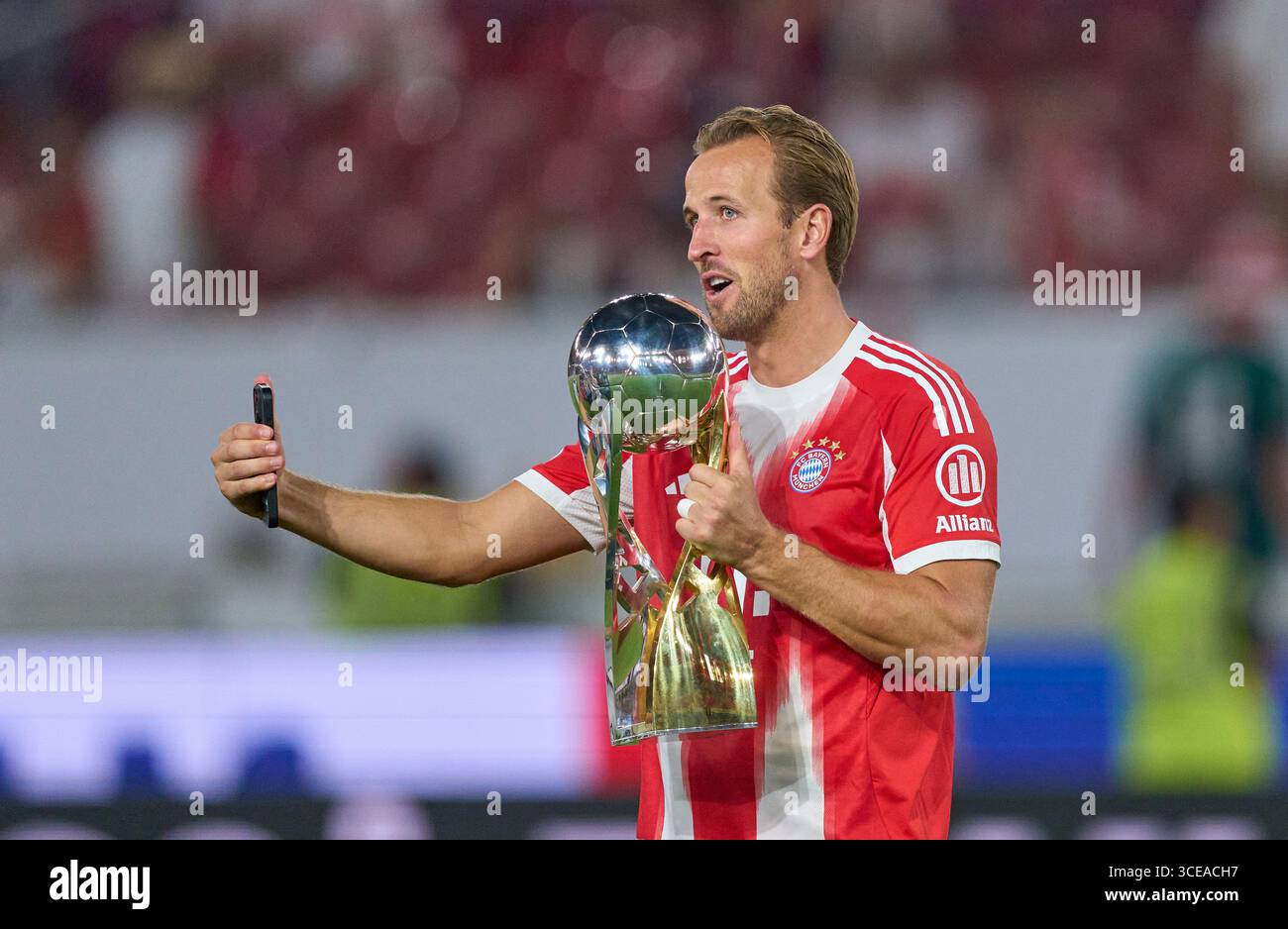 Stoccarda, Germania. 16 agosto 2025. Harry Kane dell'FC Bayern München festeggia con il trofeo e fa una videochiamata nella partita Franz-Beckenbauer-Supercup 2025 VFB STUTTGART - FC BAYERN München il 16 agosto 2025 a Stoccarda, Germania. Stagione 2025/2026, 1.Bundesliga, FCB, München fotografo credito: Peter Schatz/Alamy Live News Foto Stock