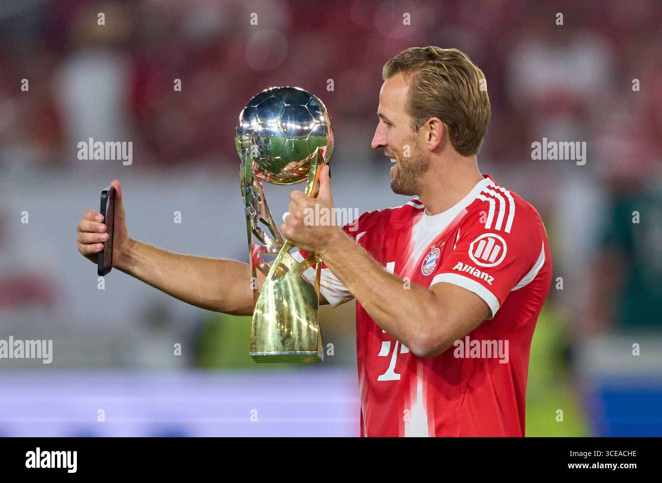 Stoccarda, Germania. 16 agosto 2025. Harry Kane dell'FC Bayern München festeggia con il trofeo e fa una videochiamata nella partita Franz-Beckenbauer-Supercup 2025 VFB STUTTGART - FC BAYERN München il 16 agosto 2025 a Stoccarda, Germania. Stagione 2025/2026, 1.Bundesliga, FCB, München fotografo credito: Peter Schatz/Alamy Live News Foto Stock