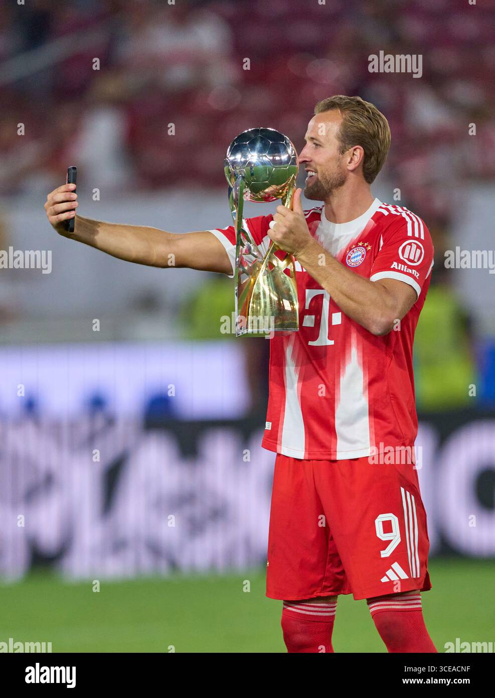 Stoccarda, Germania. 16 agosto 2025. Harry Kane dell'FC Bayern München festeggia con il trofeo e fa una videochiamata nella partita Franz-Beckenbauer-Supercup 2025 VFB STUTTGART - FC BAYERN München il 16 agosto 2025 a Stoccarda, Germania. Stagione 2025/2026, 1.Bundesliga, FCB, München fotografo credito: Peter Schatz/Alamy Live News Foto Stock