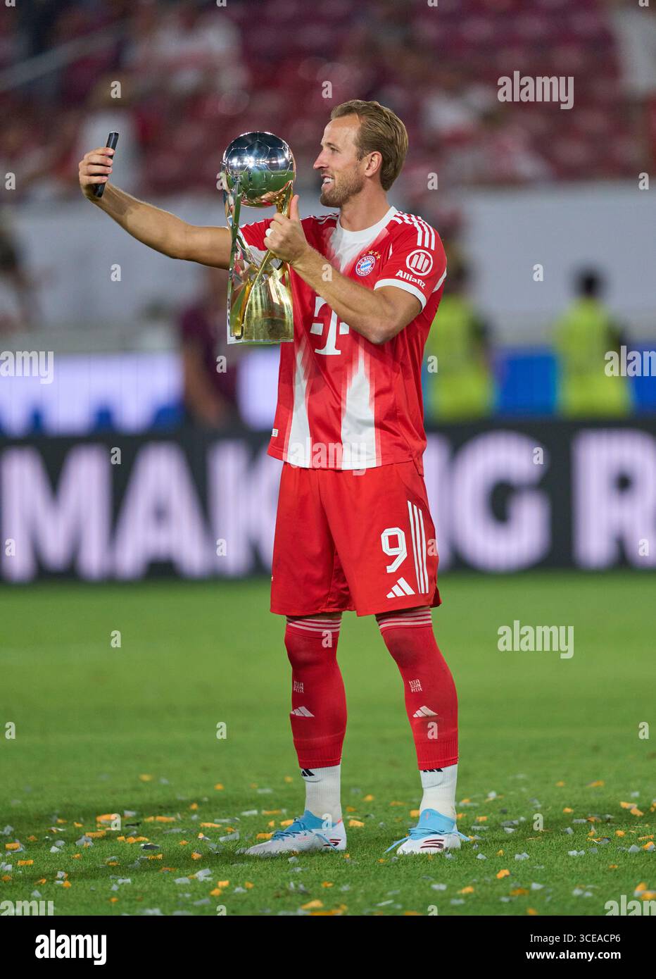 Stoccarda, Germania. 16 agosto 2025. Harry Kane dell'FC Bayern München festeggia con il trofeo e fa una videochiamata nella partita Franz-Beckenbauer-Supercup 2025 VFB STUTTGART - FC BAYERN München il 16 agosto 2025 a Stoccarda, Germania. Stagione 2025/2026, 1.Bundesliga, FCB, München fotografo credito: Peter Schatz/Alamy Live News Foto Stock