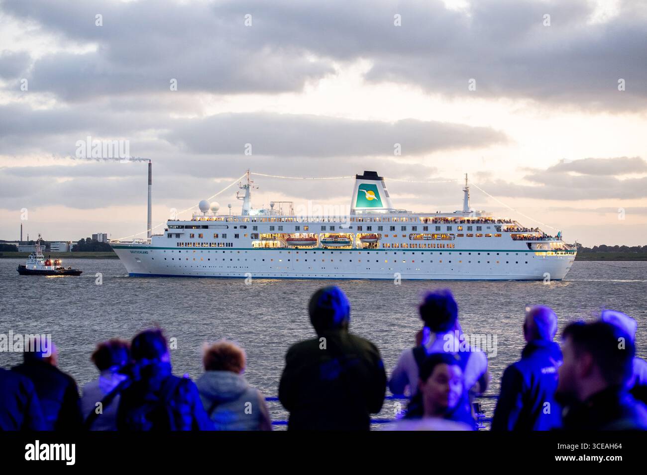 Bremerhaven, Germania. 16 agosto 2025. La nave da crociera "Deutschland" della compagnia di navigazione Phoenix Reisen navigherà sul Weser durante la navigazione a vela a Bremerhaven. Dal 13 al 17 agosto, circa 1,2 milioni di visitatori e più di 250 navi saranno presenti all'evento windjammer nella città portuale. Crediti: Hauke-Christian Dittrich/dpa/Alamy Live News Foto Stock