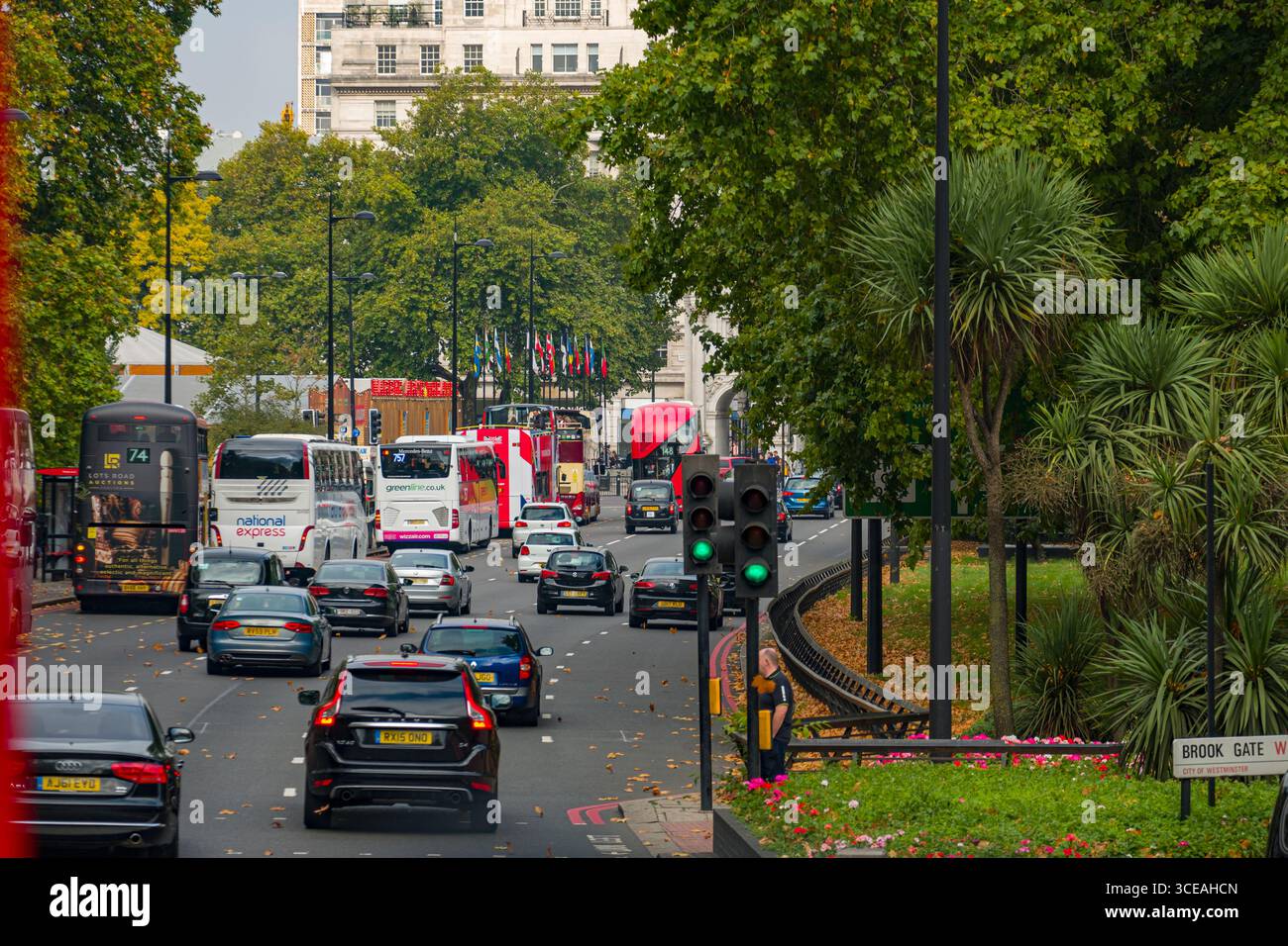 Pullman e il traffico automobilistico SU UN4202, City of Westminster, Londra, Inghilterra, Regno Unito Foto Stock