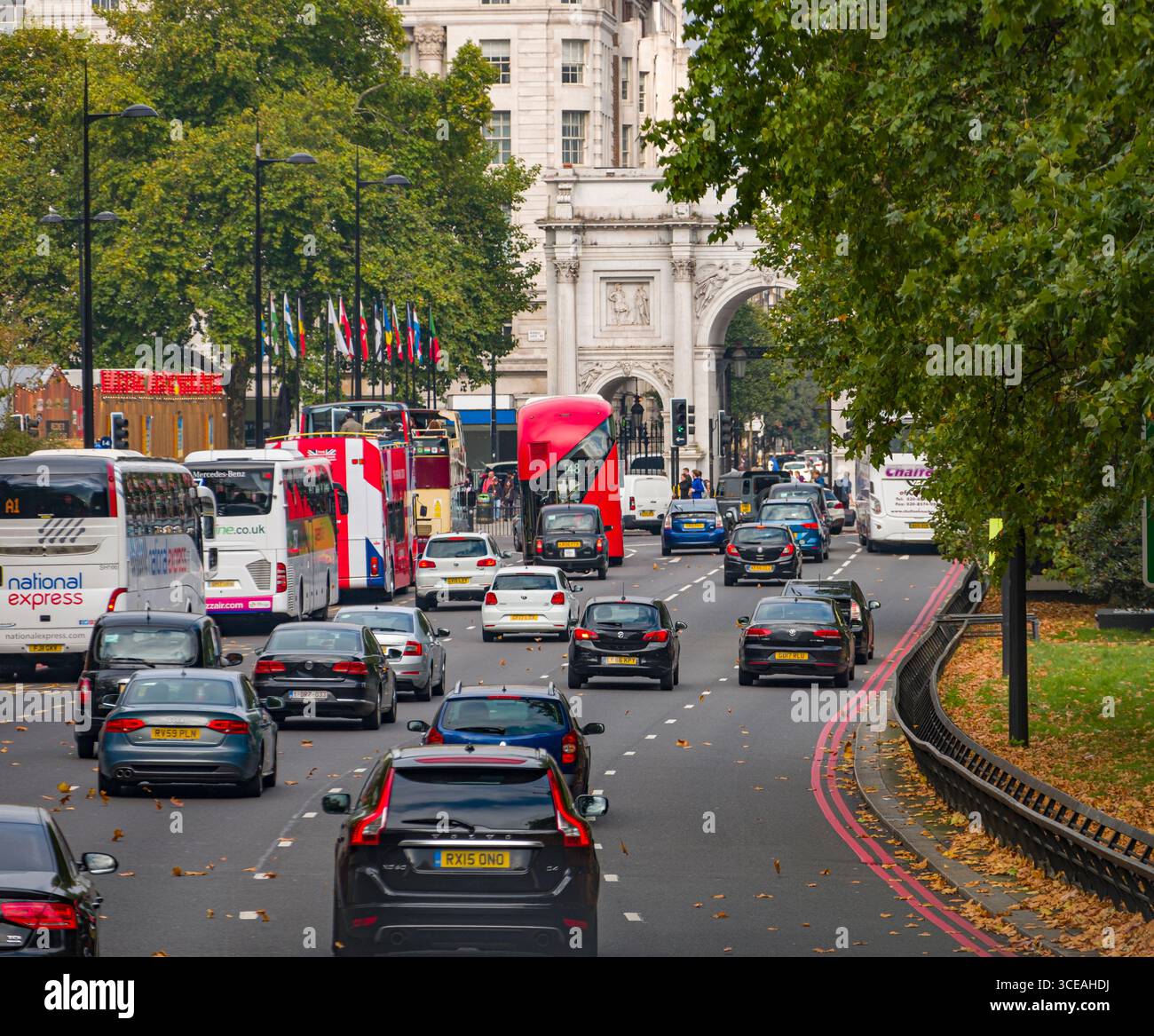 Pullman e il traffico automobilistico SU UN4202, City of Westminster, Londra, Inghilterra, Regno Unito Foto Stock