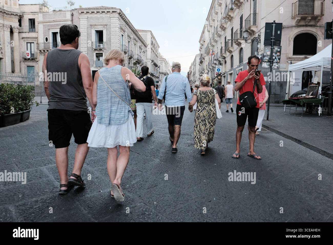 Persone che camminano in via Etnea, Catania, Sicilia, Italia Foto Stock