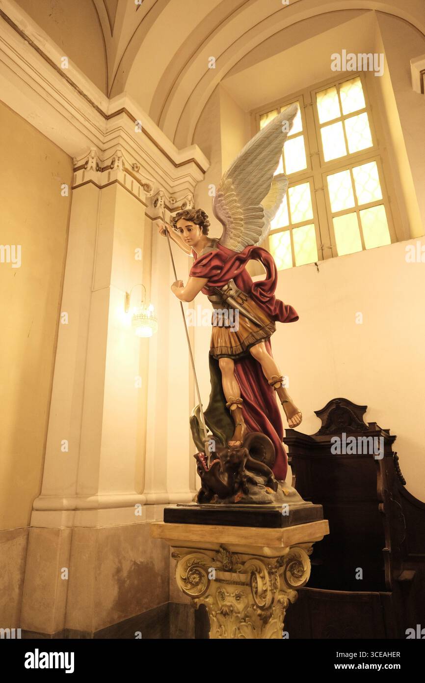 Statua dell'Arcangelo Michele nella chiesa di San Michele Arcangelo ai Minoriti, Catania, Sicilia, Italia Foto Stock