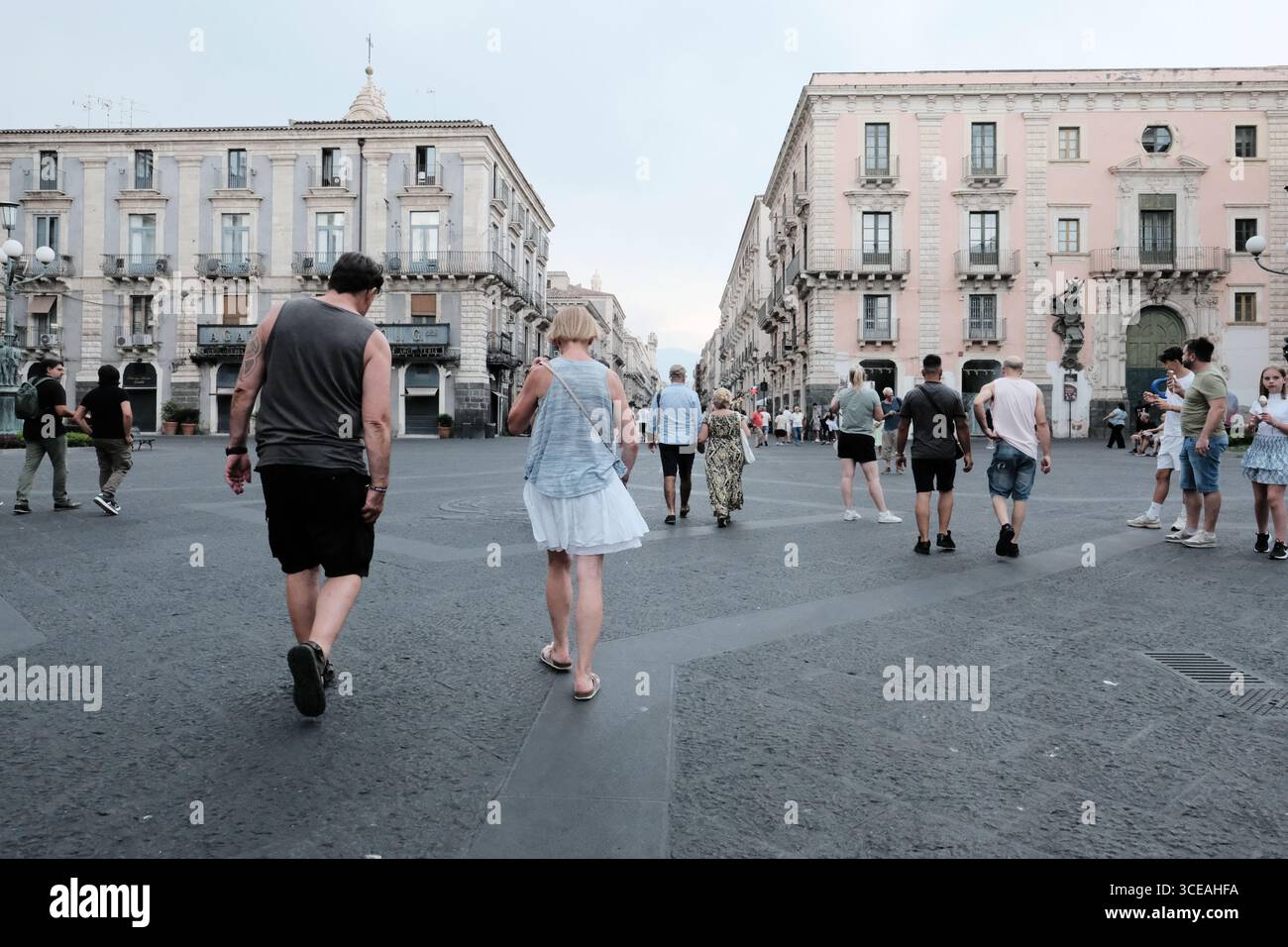 Persone che camminano in via Etnea, Catania, Sicilia, Italia Foto Stock
