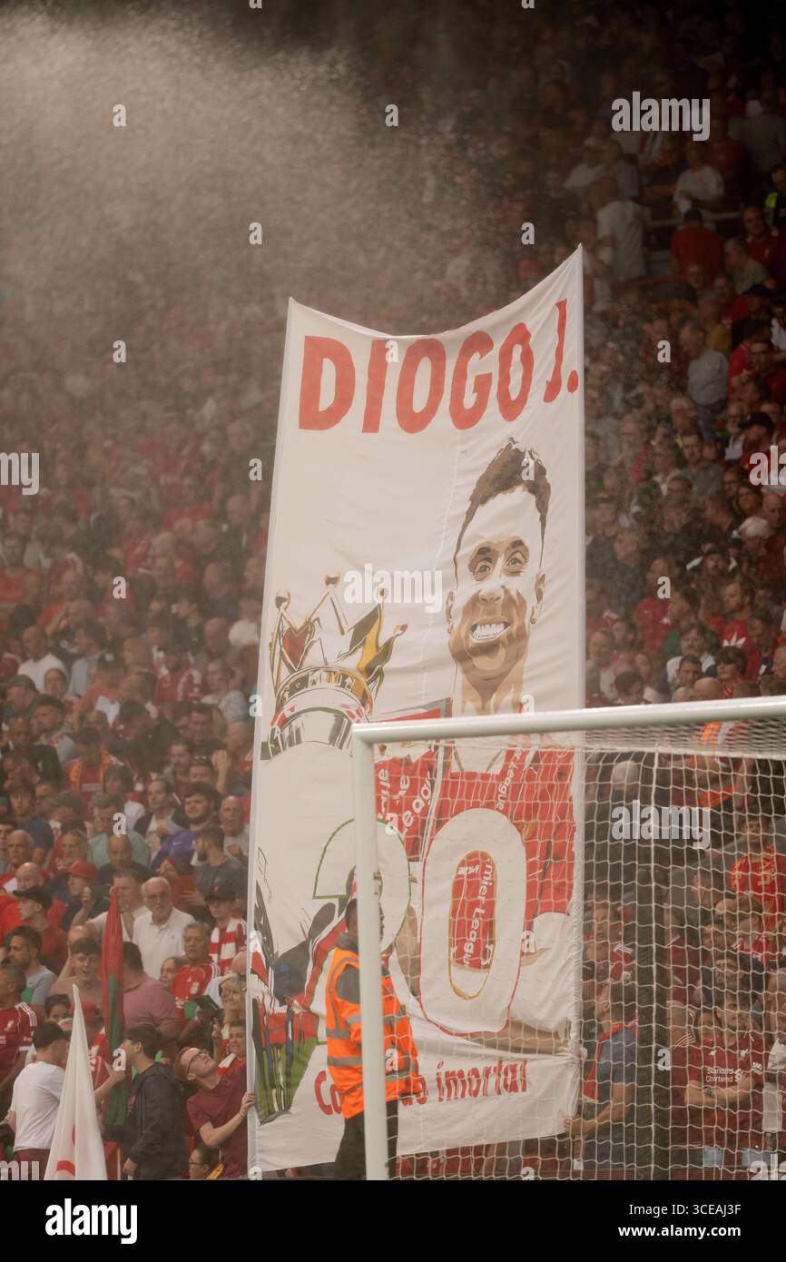 I tifosi del Liverpool svelano uno striscione che celebra Diego Jota durante la partita di Premier League tra Liverpool e Bournemouth ad Anfield, Liverpool, venerdì 15 agosto 2025. (Foto: Steven Halliwell | mi News) crediti: MI News & Sport /Alamy Live News Foto Stock