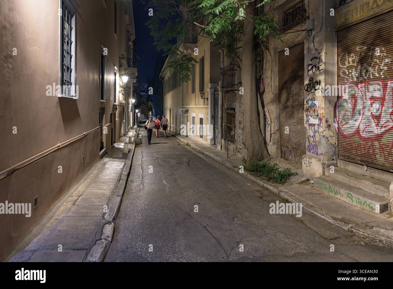 Strada stretta di notte con graffiti e piante, Atene, Grecia Foto Stock
