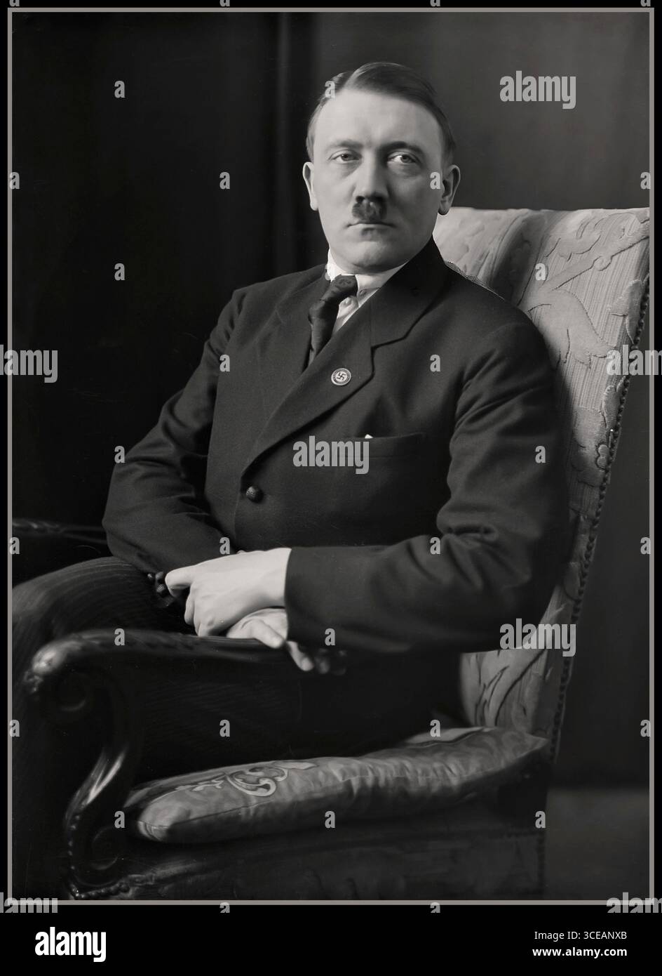 Adolf Hitler ritratto scattato nel 1923 da Heinrich Hoffmann, fotografo ufficiale del partito nazista. All'epoca, Hitler stava crescendo di rilievo come leader del Partito Nazionalsocialista tedesco dei lavoratori (NSDAP) e consolidando la sua influenza politica a Monaco. Questo periodo seguì il fallito Putsch di Beer Hall del novembre 1923, un primo tentativo da parte di Hitler e dei suoi seguaci di prendere il potere in Baviera, che portò al suo arresto e alla sua prigionia. Le fotografie di Hoffmann svolsero un ruolo centrale nella creazione dell'immagine pubblica di Hitler, presentandolo come un leader disciplinato e risoluto. Foto Stock