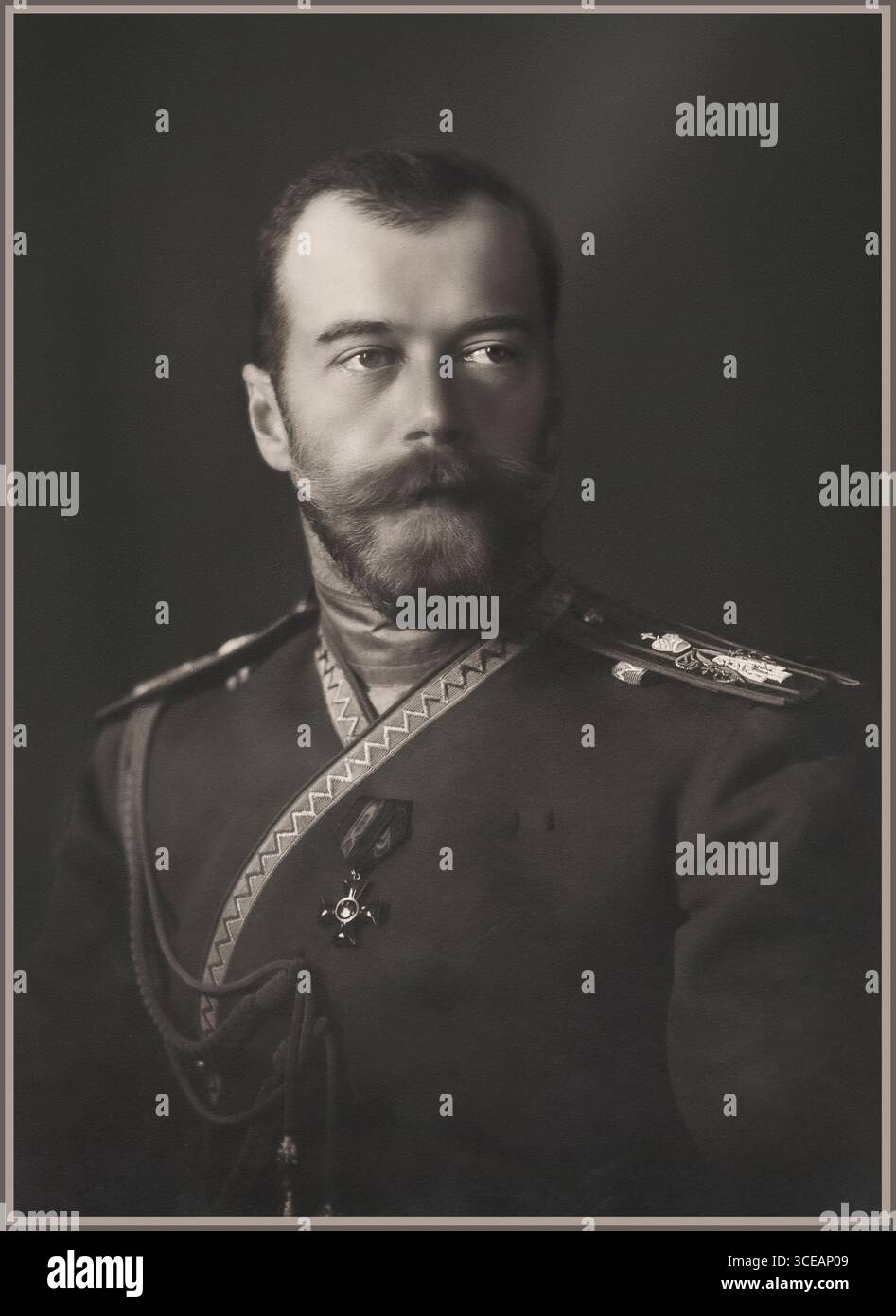 Imperatore Nicola II di Russia (1868–1918), noto anche come zar Nicola II, sovrano dell'Impero russo dal 1894 al 1917. Questa fotografia, intorno al 1915, lo raffigura durante i turbolenti anni della prima guerra mondiale, quando l'Impero russo affrontò sfide militari, disordini sociali e pressioni politiche che sarebbero culminate nella rivoluzione russa. Nicola II fu l'ultimo monarca della dinastia Romanov, e il suo regno è ricordato sia per la grandezza imperiale che per le profonde trasformazioni che terminarono secoli di dominio autocratico in Russia". Foto Stock