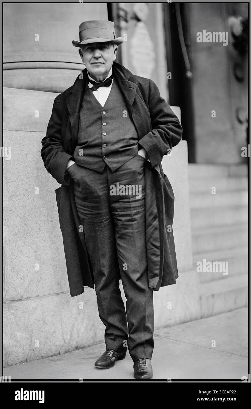 Thomas Edison, il famoso inventore americano visionario e uomo d'affari. Questa immagine in bianco e nero, scattata intorno al 1911, cattura Edison più tardi nella sua vita, mostrando il suo abbigliamento distintivo, tra cui un cappello, un cappotto e un papillon. Edison è ampiamente riconosciuto per le sue numerose invenzioni, in particolare il fonografo, la lampadina a incandescenza e la telecamera cinematografica. Le sue invenzioni influenzarono significativamente la vita moderna e gli valsero il soprannome di "il Mago del Menlo Park". Foto Stock