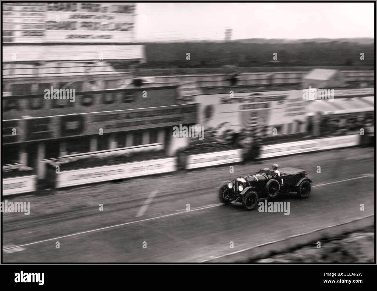 LE MANS 1929 BENTLEY BOYS BENTLEY #1 di Barnato e Birkin alla 24 ore di le Mans del 1929. Data 15 giugno 1929. Barnato e Birkin nella Bentley Speed Six numero 1 vinsero la gara, coprendo 2.843,09 km (1.766,86 mi) ad una velocità media di 118,39 km/h (73,57 mph). Questa fu la gara più veloce nella storia di le Mans a quel tempo e una dimostrazione dominante della superiorità di Bentley. Bentley ha concluso 1°, 2°, 3° e 4°, ottenendo uno dei risultati più dominanti nella storia della 24 ore di le Mans. Foto Stock LE MANS 1929 BENTLEY BOYS BENTLEY #1 di Barnato e Birkin alla 24 ore di le Mans del 1929. Data 15 giugno 1929. Barnato e Birkin nella Bentley Speed Six numero 1 vinsero la gara, coprendo 2.843,09 km (1.766,86 mi) ad una velocità media di 118,39 km/h (73,57 mph). Questa fu la gara più veloce nella storia di le Mans a quel tempo e una dimostrazione dominante della superiorità di Bentley. Bentley ha concluso 1°, 2°, 3° e 4°, ottenendo uno dei risultati più dominanti nella storia della 24 ore di le Mans. Foto Stock