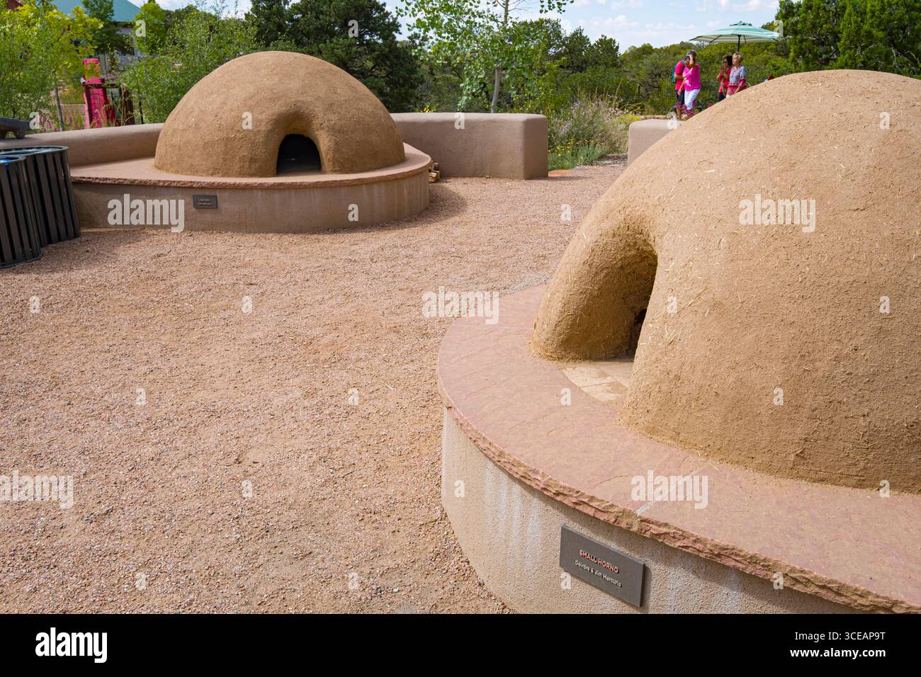 Grandi e piccoli forni Horno nel Giardino Etnobotanico, Ojos y Manos: gli occhi e le mani area del Santa Fe Giardino Botanico al Museo Hill, Santa Fe, Foto Stock