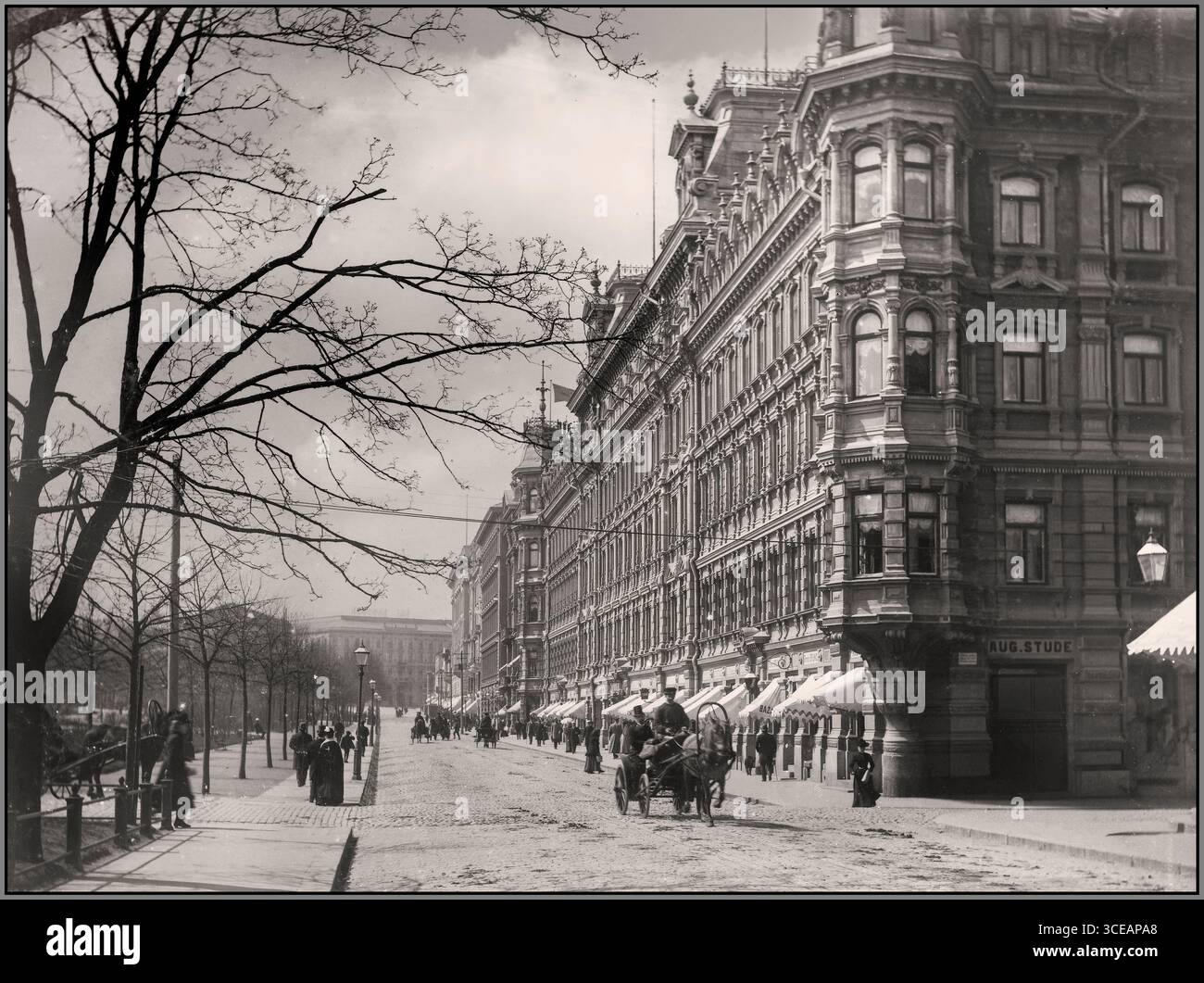 ESPLANADE finlandese di Helsinki vintage 1898 con carrello trainato da cavalli Daniel Nybliin fotografo Helsingfors. North Esplanade a Helsinki, Finlandia, probabilmente presa alla fine del XIX secolo. È la strada principale di Helsinki, conosciuta per i suoi edifici eleganti e la vivace vita cittadina durante quell'epoca. Foto Stock