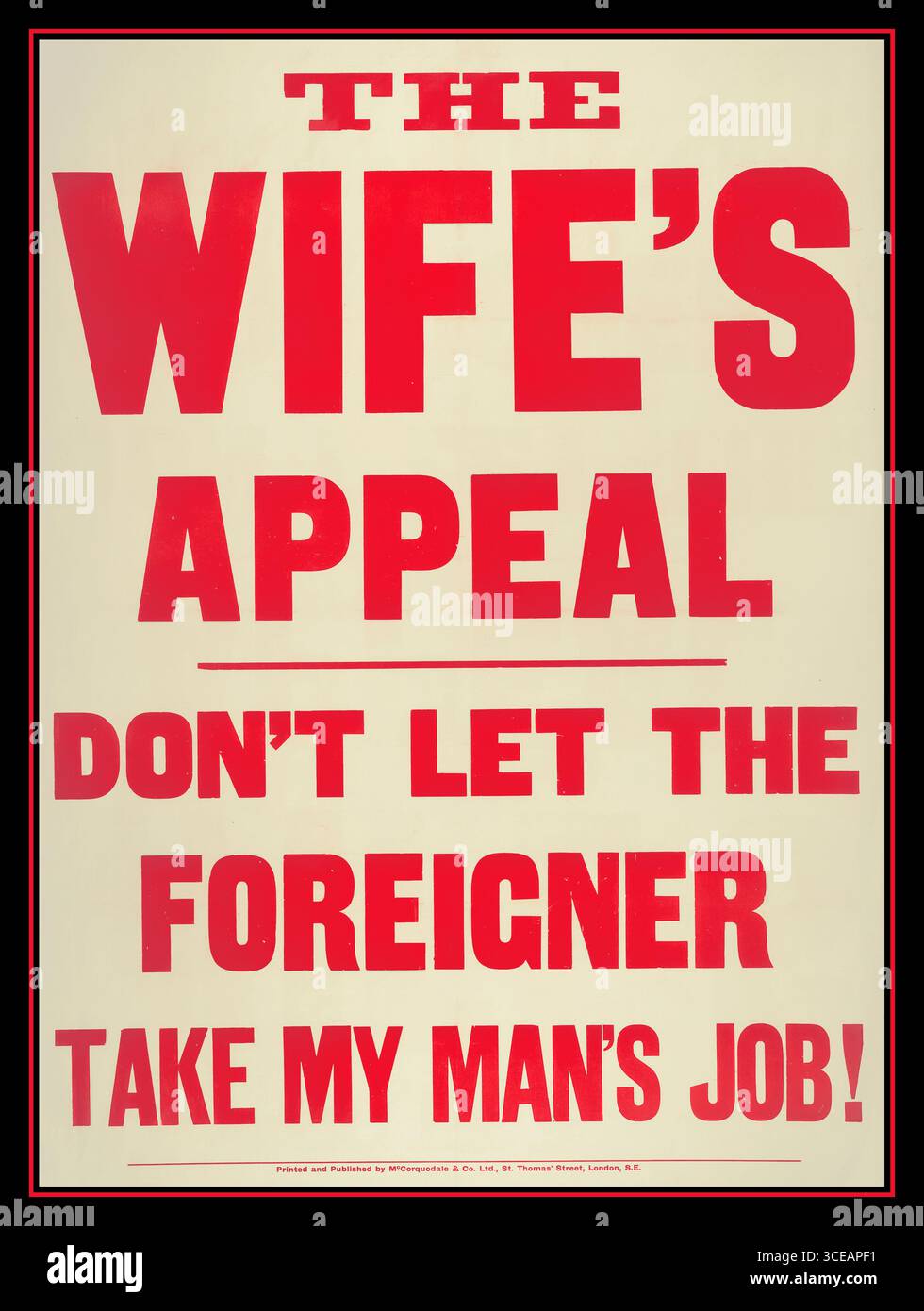 Poster politico xenofobo vintage anni '1900 "THE WIFE'S APPEAL,DON LET THE FOREIGNER TAKE MY MANS JOB" poster a testo completo con inchiostro rosso su carta bianca, British Political poster, c1905-c1910 prodotto dai partiti conservatori e unionisti. McCorquodale e CornPublisher: Printer Production: London UK, poster politico britannico d'epoca intitolato "The Wife's Appeal: Don't Let the Foreigner Take My Man's Job". Prodotto dai partiti conservatori e unionisti all'inizio del XX secolo, il poster riflette sentimenti xenofobi e protezionisti usati per appellarsi agli elettori preoccupati per il lavoro straniero. Foto Stock