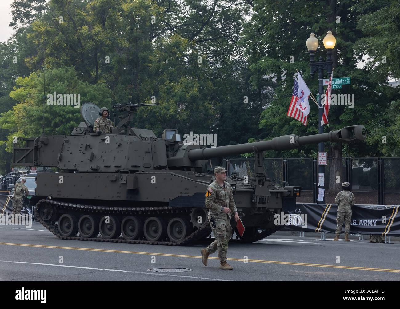 WASHINGTON, D.C. - 14 giugno 2025: Un carro armato procede su Constitution Ave. NW al 250° anniversario della U.S. Army Grand Military Parade. Foto Stock