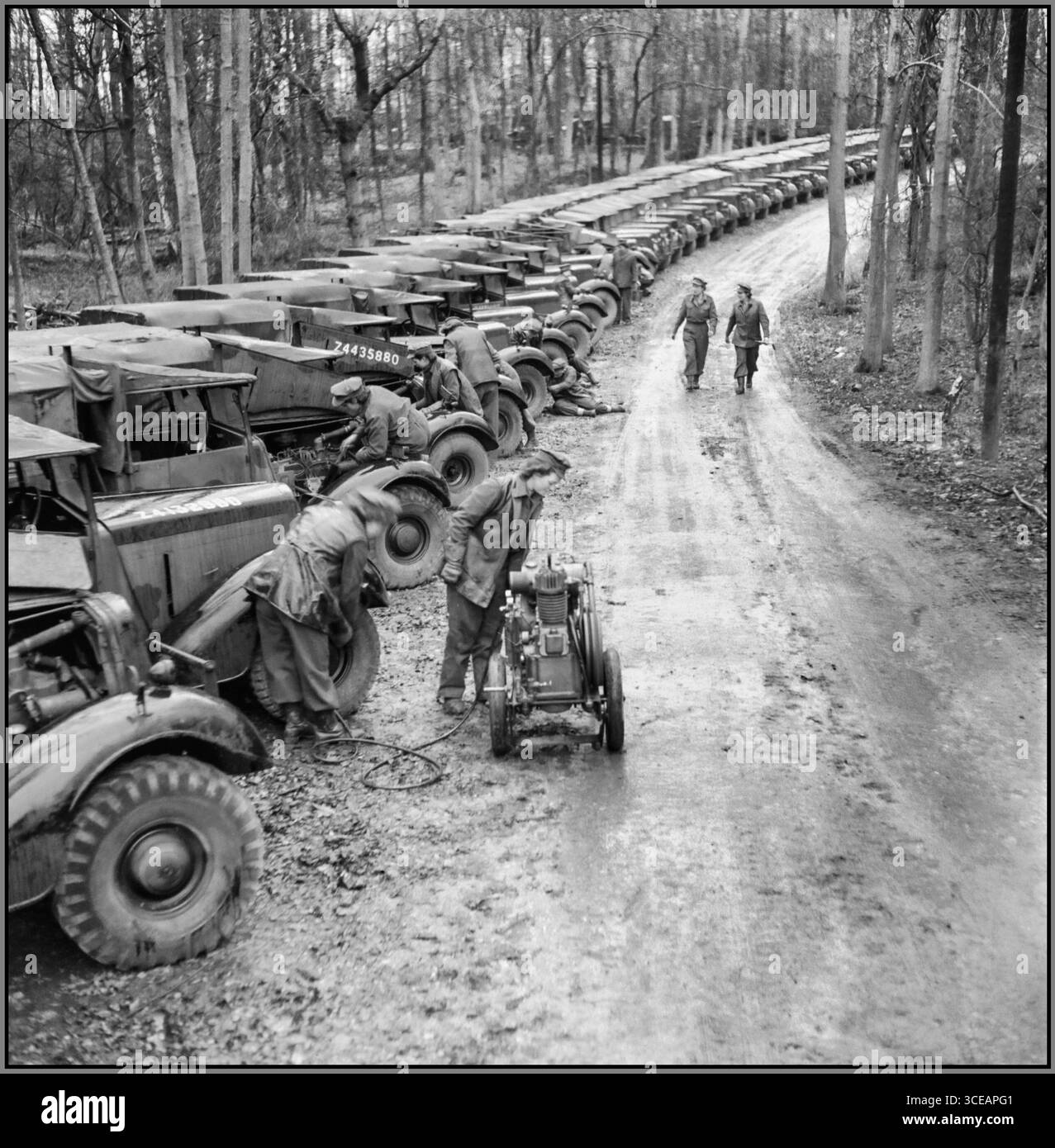 ATS Allied Preparations for D-Day 1944 i membri dell'ATS (Auxiliary Territorial Service) utilizzano una pompa mobile per mantenere i pneumatici dei veicoli gonfiati in preparazione all'operazione Overlord presso il Chilwell Ordnance Depot nel Nottinghamshire, UK Data 1944 (seconda guerra mondiale) l'immagine evidenzia il contributo essenziale delle donne britanniche alla logistica militare, alla preparazione dei veicoli e ai servizi di supporto durante la seconda guerra mondiale. Foto Stock
