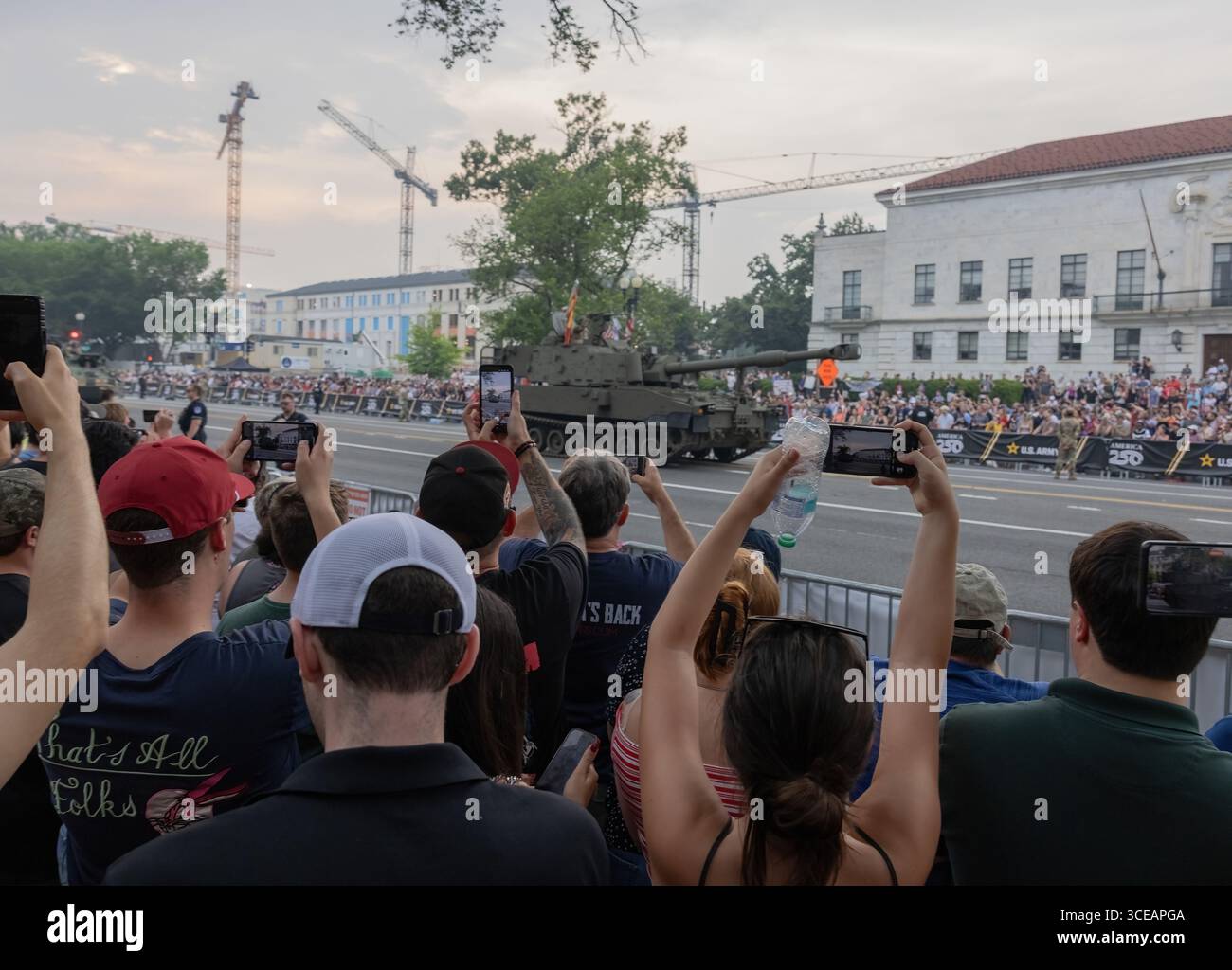 WASHINGTON, D.C. – 14 giugno 2025: Un carro armato procede su Constitution Avenue NW in occasione del 250° anniversario della U.S. Army Grand Military Parade. Foto Stock