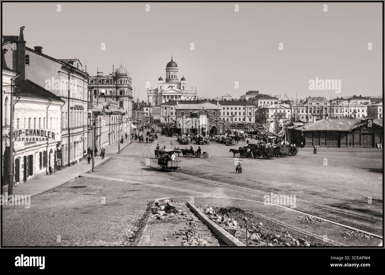 Vista del paesaggio costiero del porto finlandese di Helsinki, sulla cattedrale di San Nicola sullo sfondo del mercato Hall e dei Chandlers Eteläranta kauppahalli ja Nikolainkirkko (Helsingin tuomiokirkko). 1890 BIANCO E NERO Foto Stock