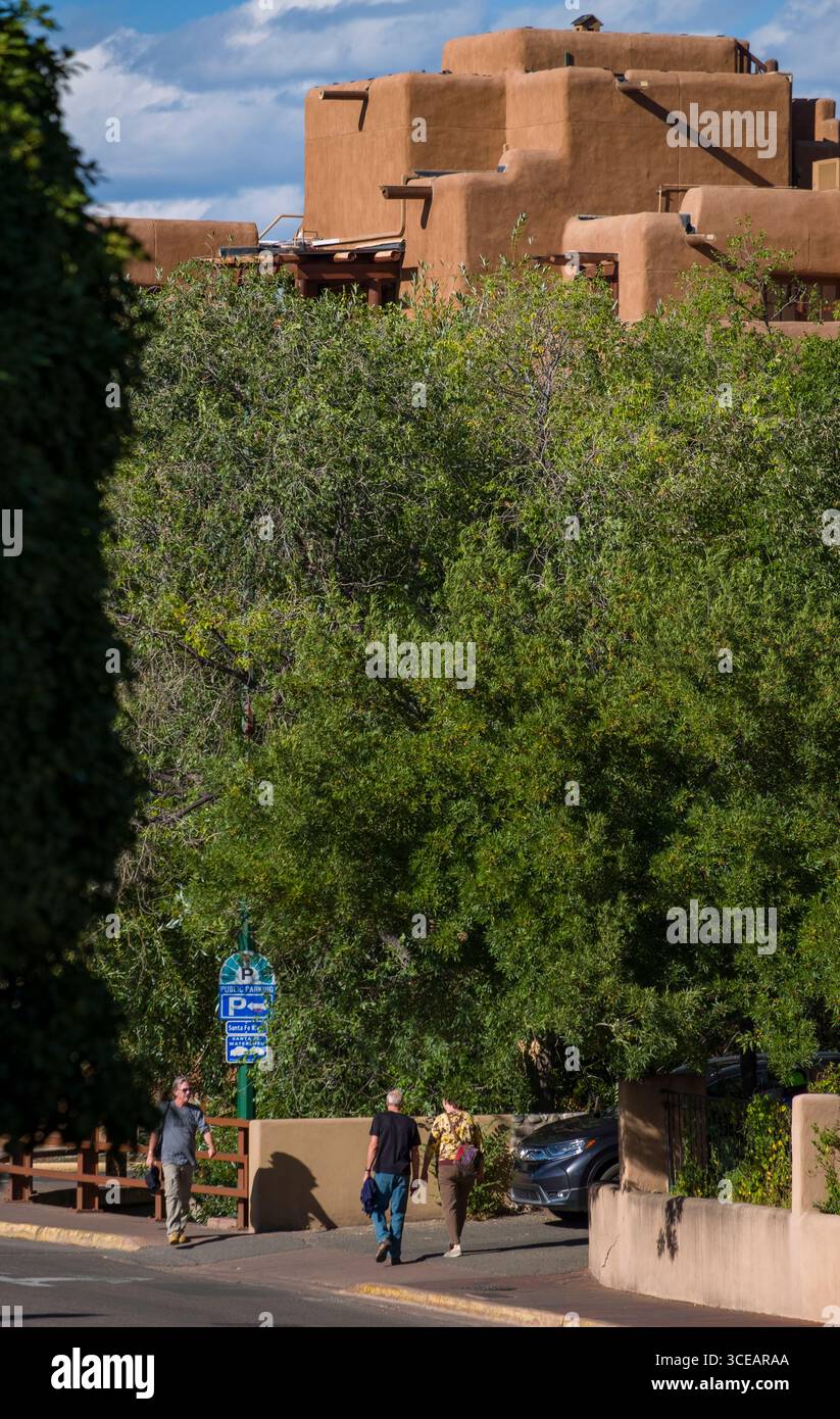 Inn and Spa at Loretto luxury hotel Edificio in stile adobe sollevandosi al di sopra di alberi, Santa Fe, Santa Fe County, Nuovo Messico, STATI UNITI D'AMERICA Foto Stock