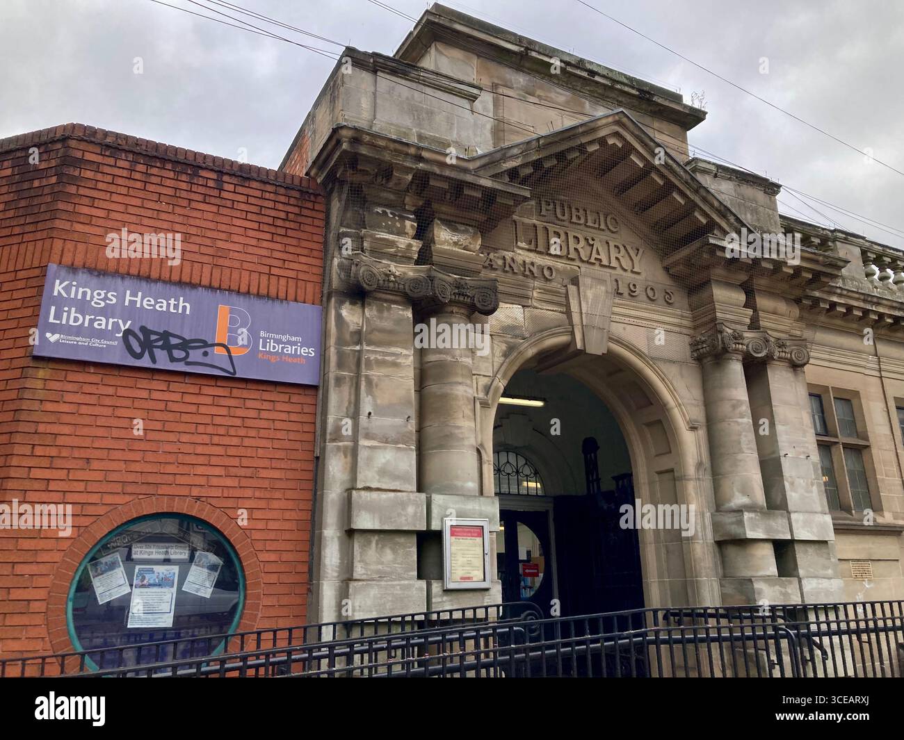 Ingresso alla Kings Heath Library Foto Stock