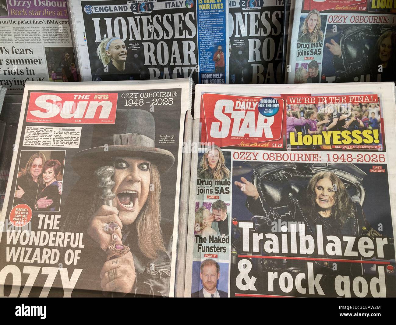 I giornali britannici riportano che l'icona rock Ozzy Osbourne 1948-2025, è morta all'età di 76 anni Foto Stock
