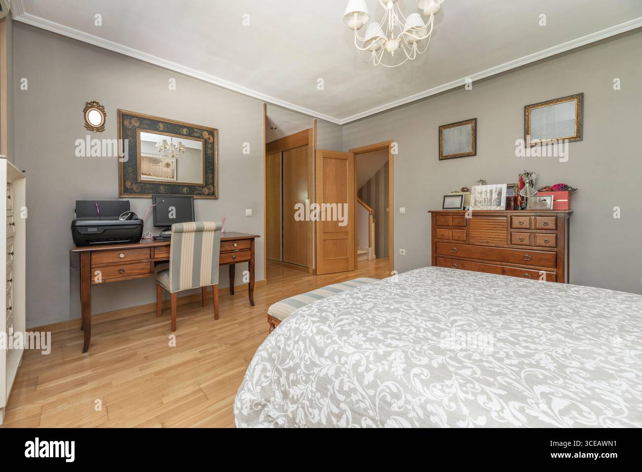 Stile nordico: Camera da letto con letto matrimoniale, mobili in legno chiaro e tocchi di verde Foto Stock