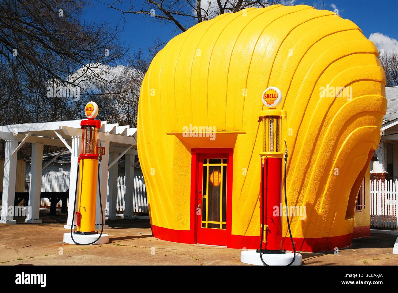 Una stazione di servizio Shell d'epoca ha la forma di una conchiglia di capesante gialla, il logo dell'azienda, un esempio di architettura googie Foto Stock
