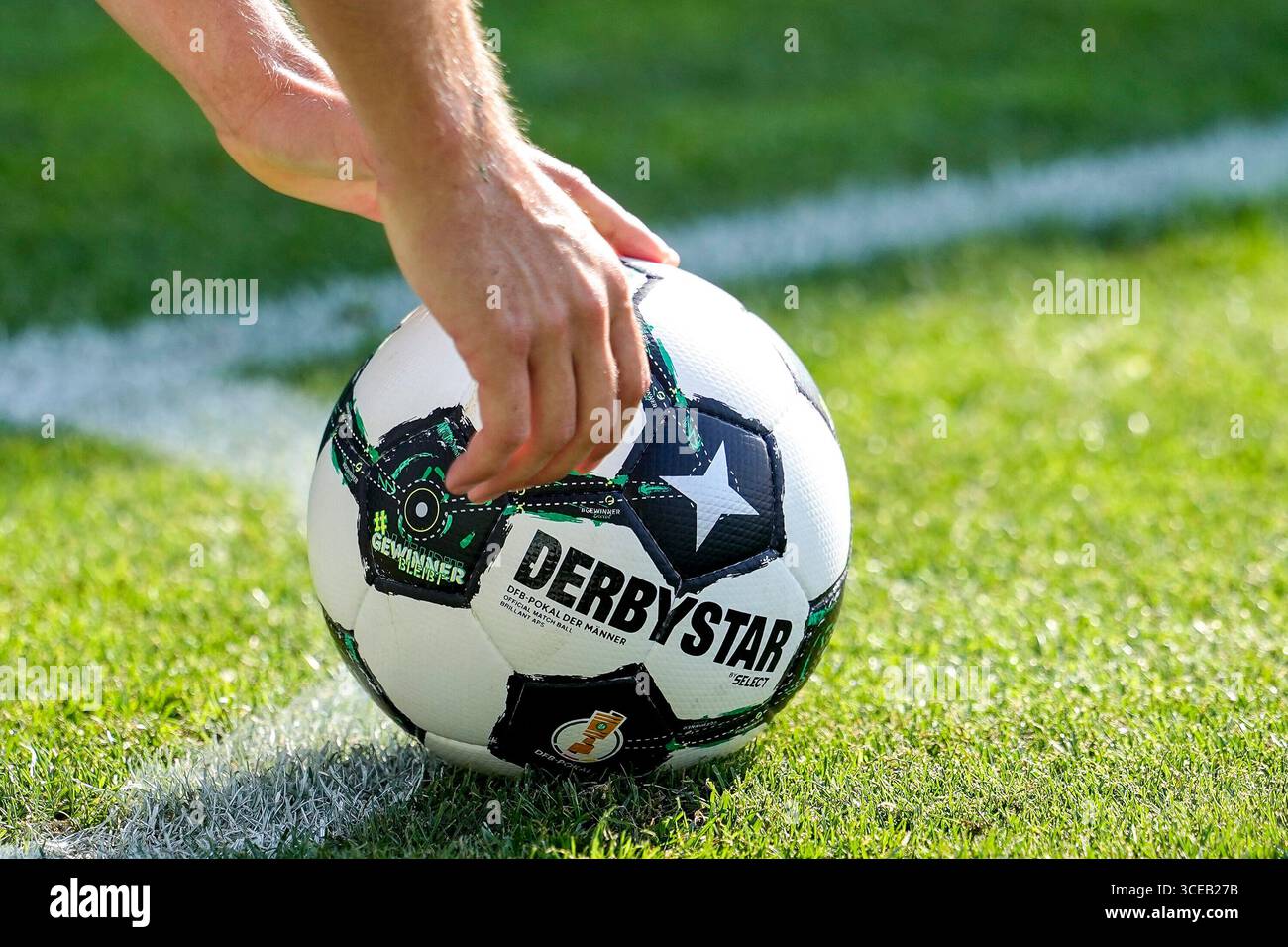 Sandhausen, Germania. 16 agosto 2025. Zwei Hände greifen nach einem Ball der Marke Derbystar Bundesliga Brillant APS di Select, Ecke, Eckball, offizieller Spielball, match Ball ufficiale, Symbolfoto, Symbolbild, Symbol, Aktion, azione, Spielszene, 16.08.2025, Sandhausen (Deutschland), Fussball, DFB-Pokal, 1) Runde, SV Sandhausen - RB Leipzig credito: dpa/Alamy Live News Foto Stock