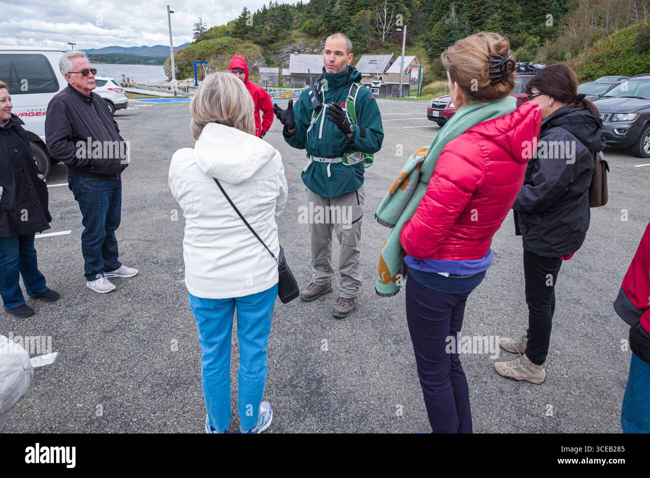 Voce maschile tour guida parlando al gruppo di turista prima escursione, Forillon National Park, Québec, Canada Foto Stock
