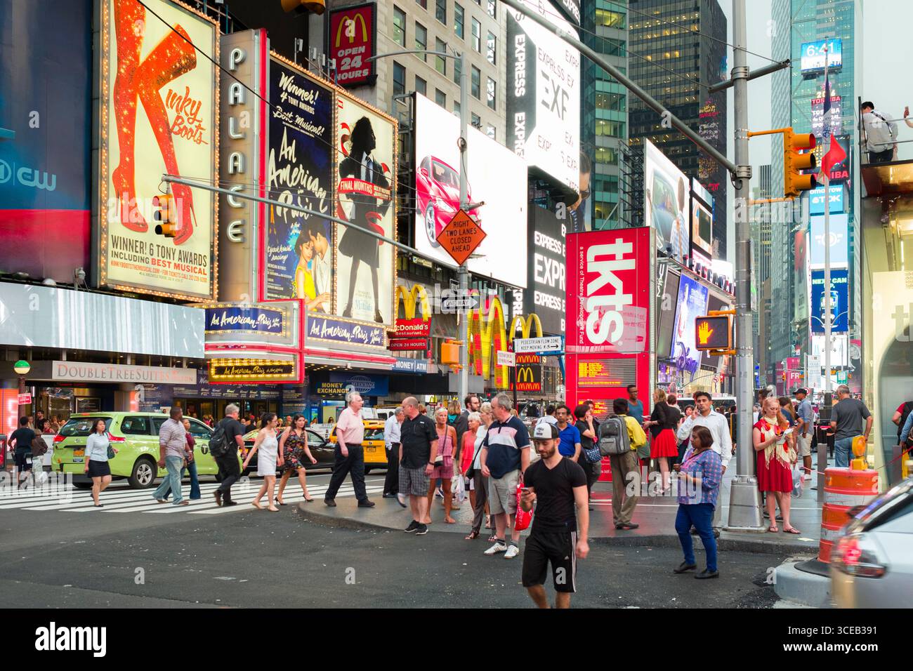 Grandi cartelloni su edifici lungo 7 Ave. a Times Square, New York, NY, STATI UNITI D'AMERICA Foto Stock