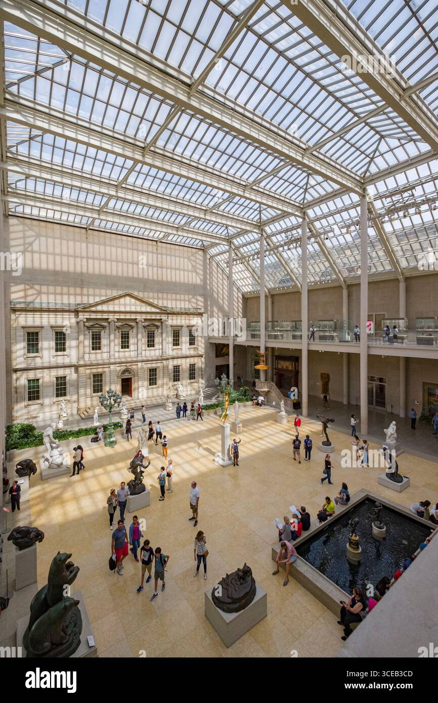 Facciata neoclassica del ramo Banca degli Stati Uniti in Charles Engelhard corte presso il Metropolitan Museum of Art, Quinta Avenue, New York, NY, Foto Stock