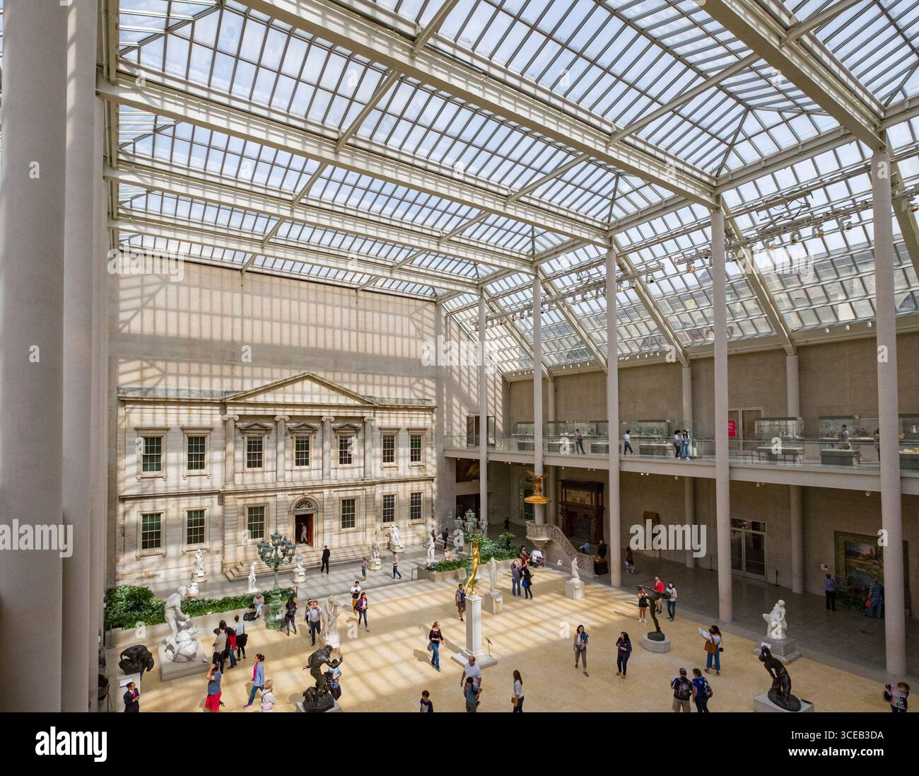 Facciata neoclassica del ramo Banca degli Stati Uniti in Charles Engelhard corte presso il Metropolitan Museum of Art, Quinta Avenue, New York, NY, Foto Stock