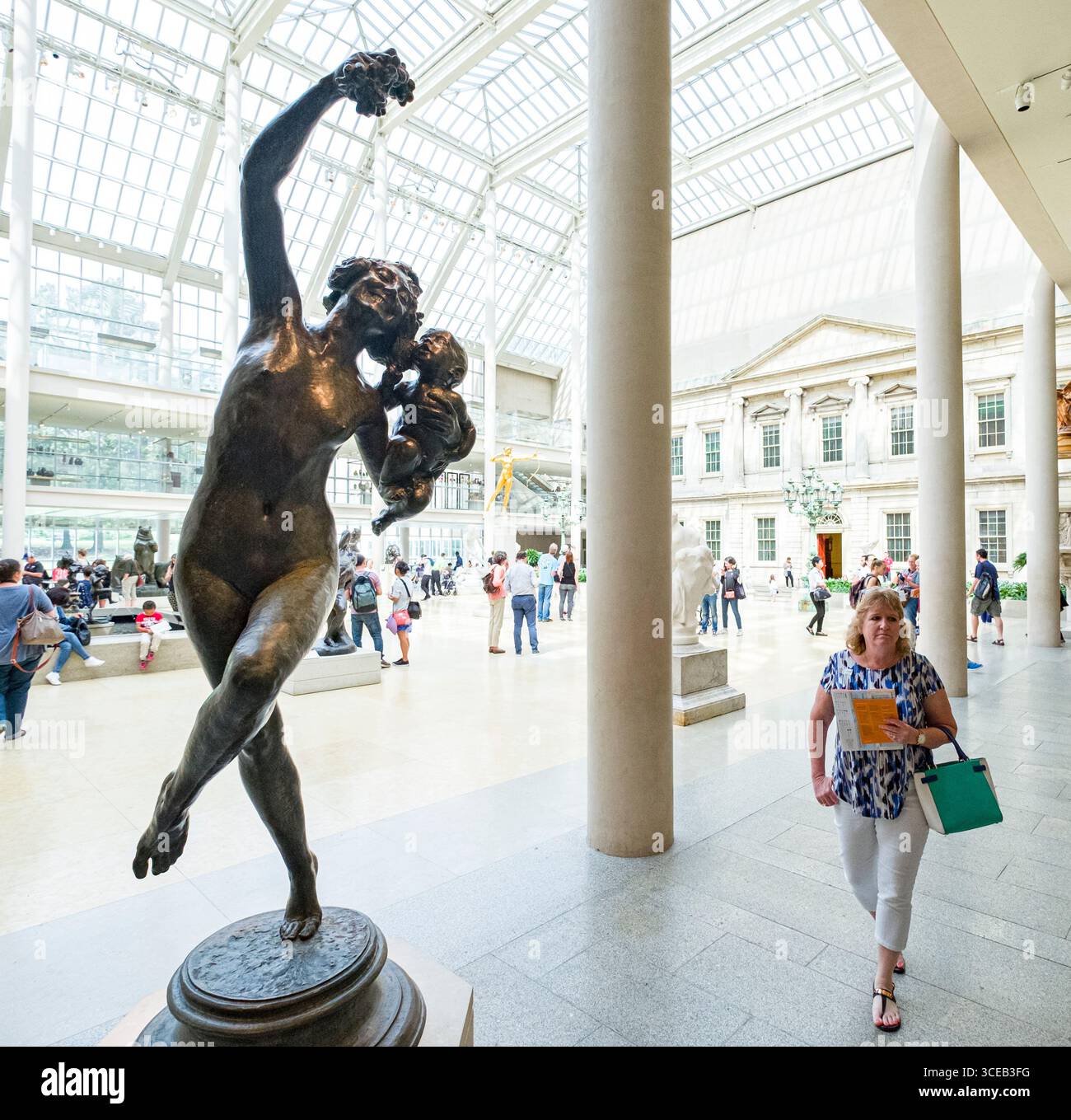 Scultura di donna e bambino nella Charles Engelhard Court al Metropolitan Museum of Art, 5th Ave., New York, NY, USA Foto Stock