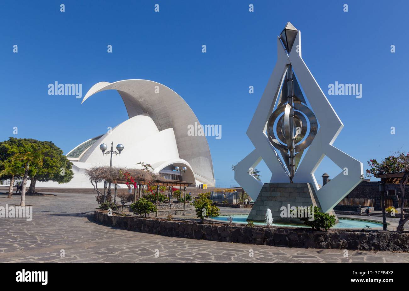 Scultura Movil Mobile Sculpture Wind Toy Kinetic Art Monument, Adan Martin Symphony Auditorio de Tenerife, Santa Cruz Waterfront Isole Canarie Spagna Foto Stock