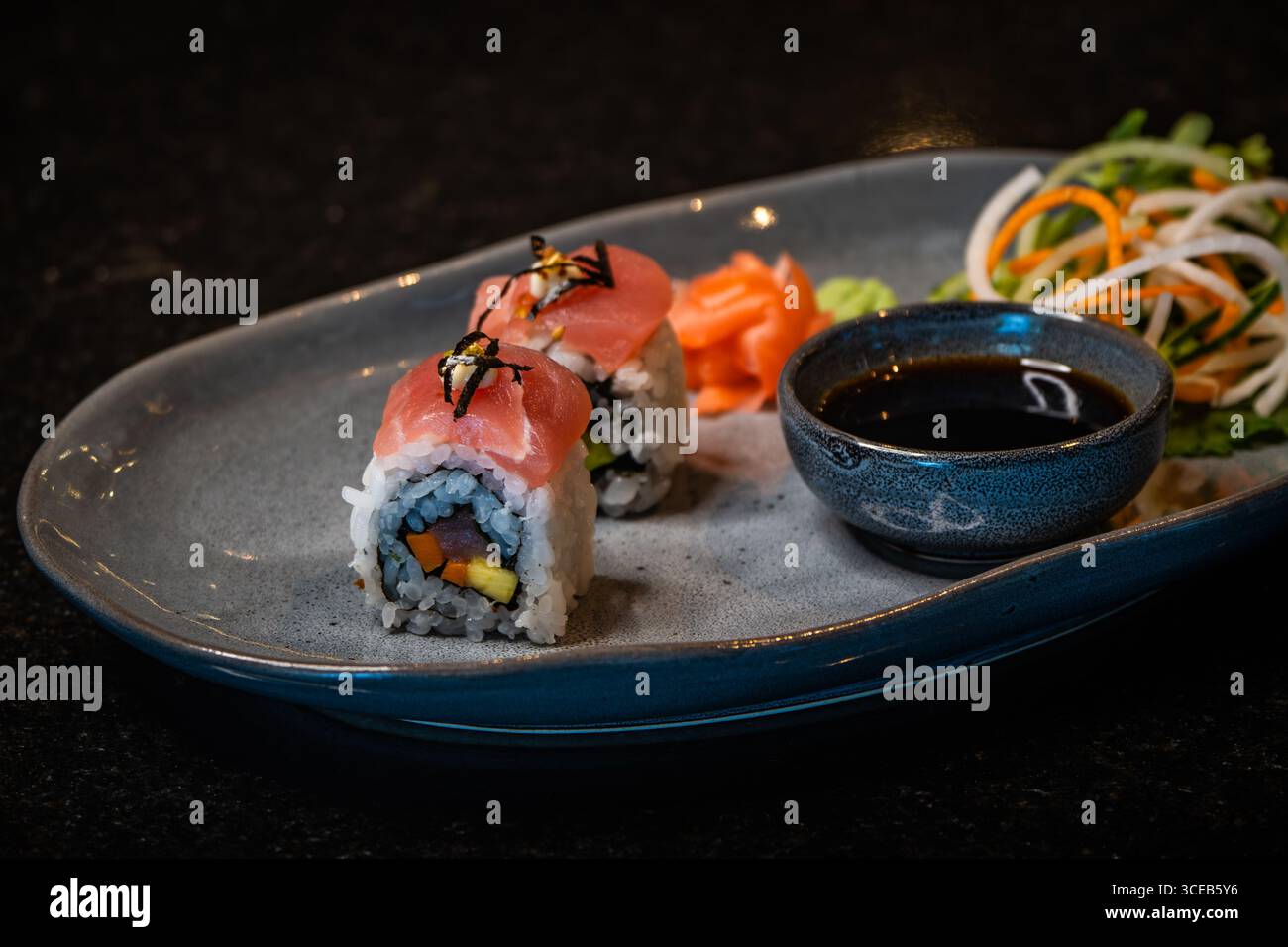 Panini di sushi freschi con salmone e tonno, cucina giapponese su un piatto gourmet di pesce. Foto Stock