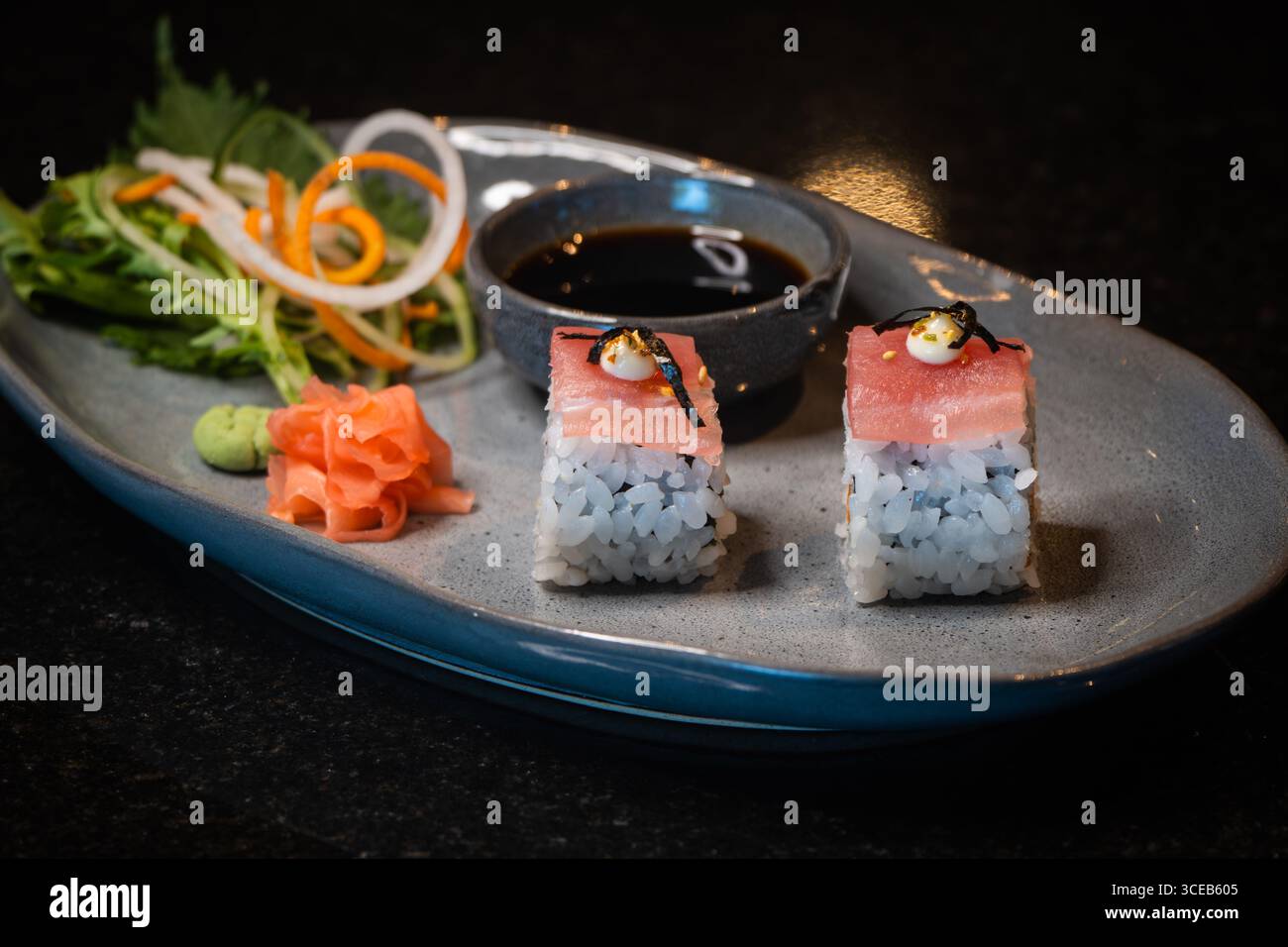Panini di sushi freschi con salmone e tonno, cucina giapponese su un piatto gourmet di pesce. Foto Stock