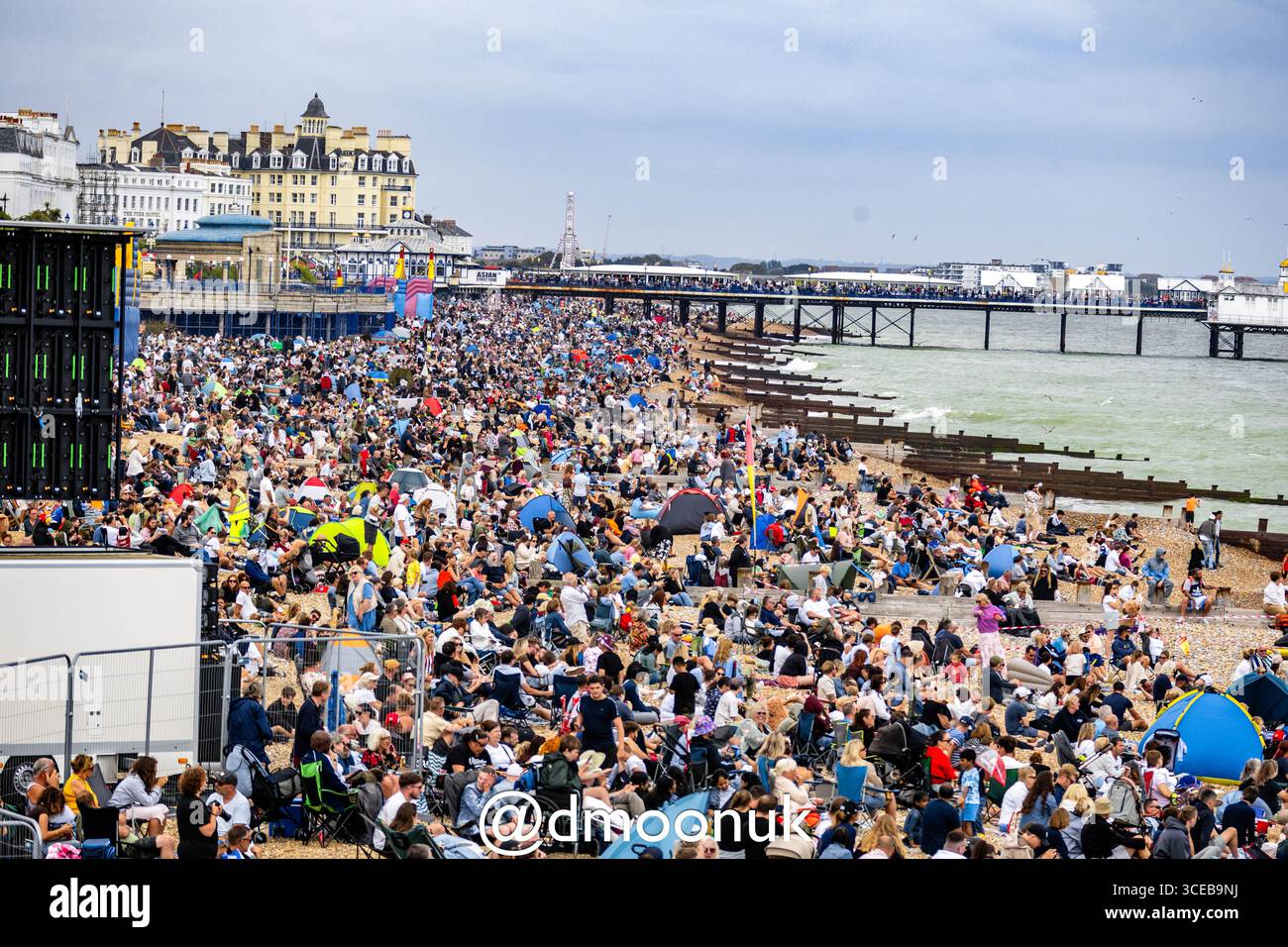 Eastbourne, East Sussex, Regno Unito. Sabato 16 agosto 2025 – migliaia di spettatori strisciano sulla spiaggia e sul lungomare per assistere alle spettacolari esibizioni di volo all'Eastbourne Airbourne, lo spettacolo aereo internazionale annuale della città. L'evento gratuito di quattro giorni attira visitatori da tutto il Regno Unito e oltre. Foto Stock