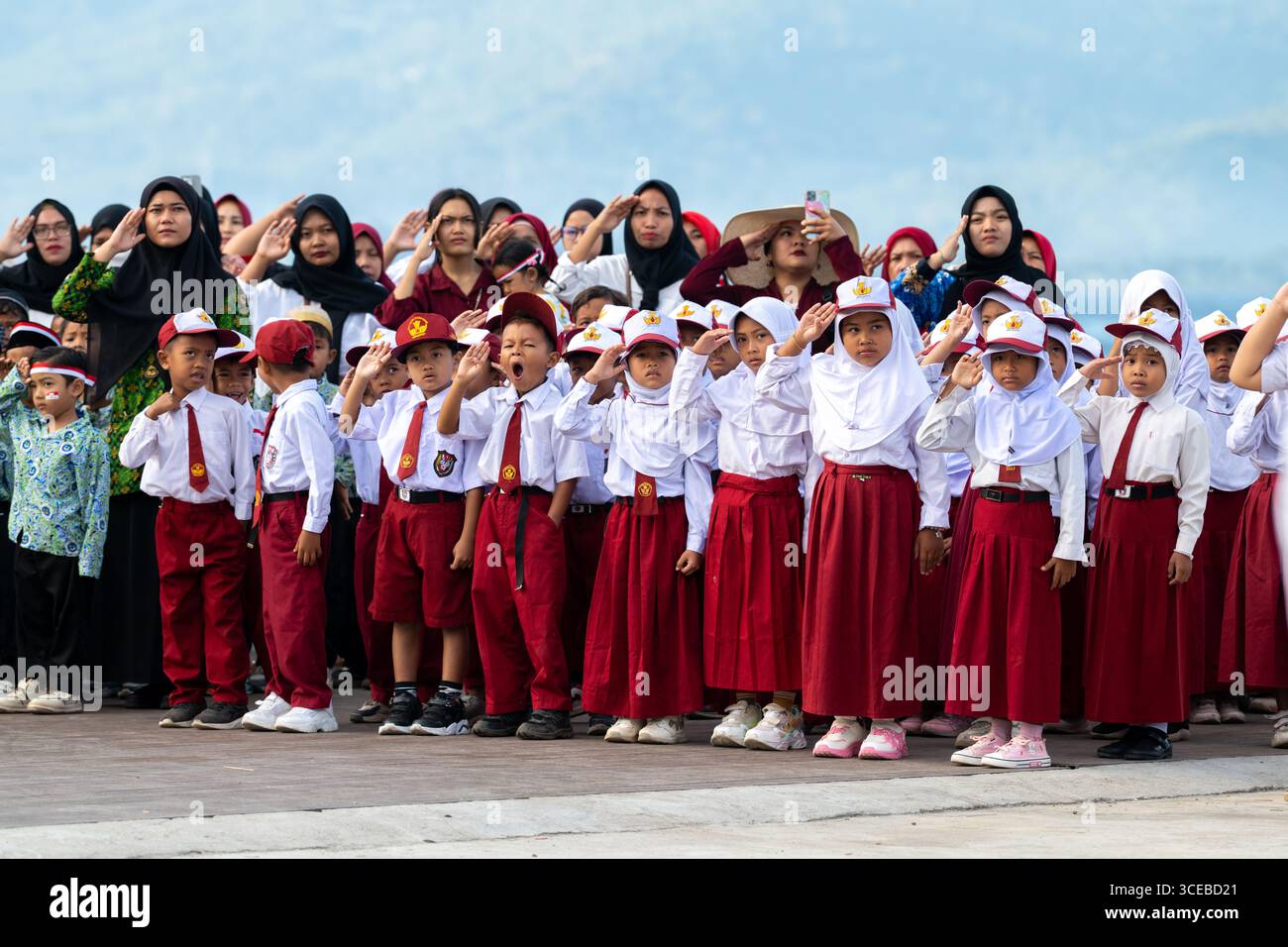 Gili Air, Indonesia, 17 agosto 2025. Un saluto per i bambini, e un ragazzo sbadiglia, durante una celebrazione ufficiale per celebrare il 80° giorno dell'indipendenza indonesiana. Il giorno dell’indipendenza indonesiana è una festa pubblica in Indonesia che viene celebrata il 17 agosto di ogni anno e segna l’indipendenza dell’Indonesia dal dominio coloniale olandese. Crediti: Scott Ramsey Photography/Alamy Live News Foto Stock