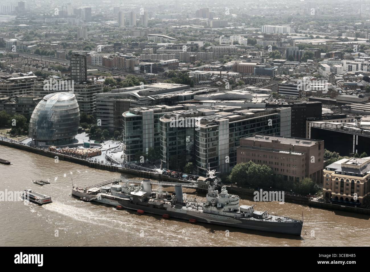 Londra, Inghilterra - HMS Belfast ormeggiata sul Tamigi lungo la Queens Walk nella piscina di Londra, Southwark. HMS Belfast è un faro di classe cittadina Foto Stock