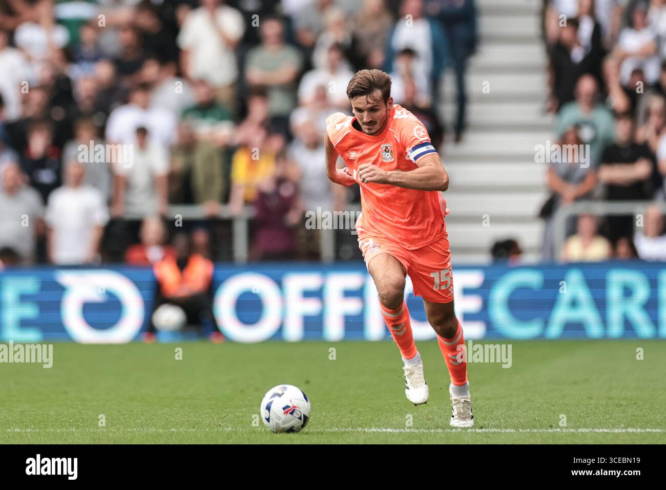 Derby, Regno Unito. 16 agosto 2025. Liam Kitching di Coventry City rompe con il pallone durante la partita del Campionato Sky Bet Derby County vs Coventry City al Pride Park Stadium, Derby, Regno Unito, 16 agosto 2025 (foto di Mark Cosgrove/News Images) Credit: News Images Ltd/Alamy Live News Foto Stock